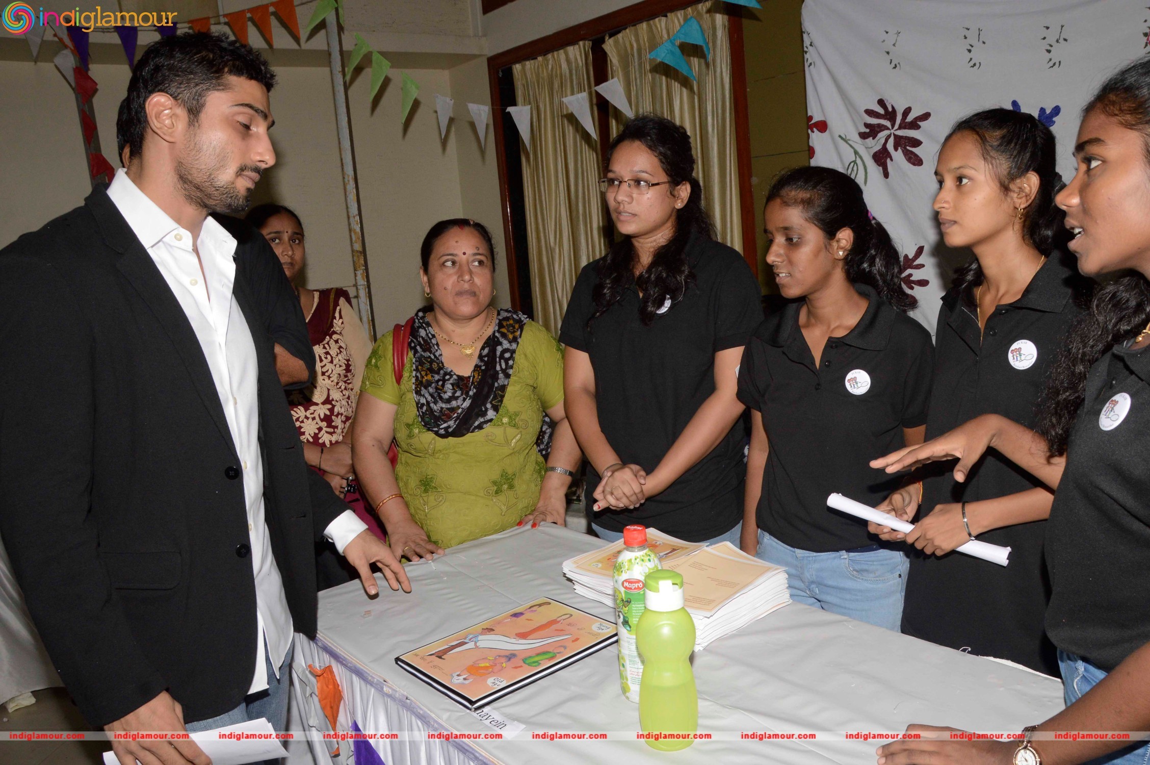 Prateik Babbar Attends Annual Graduation Programme at SNDT University Event hd photo
