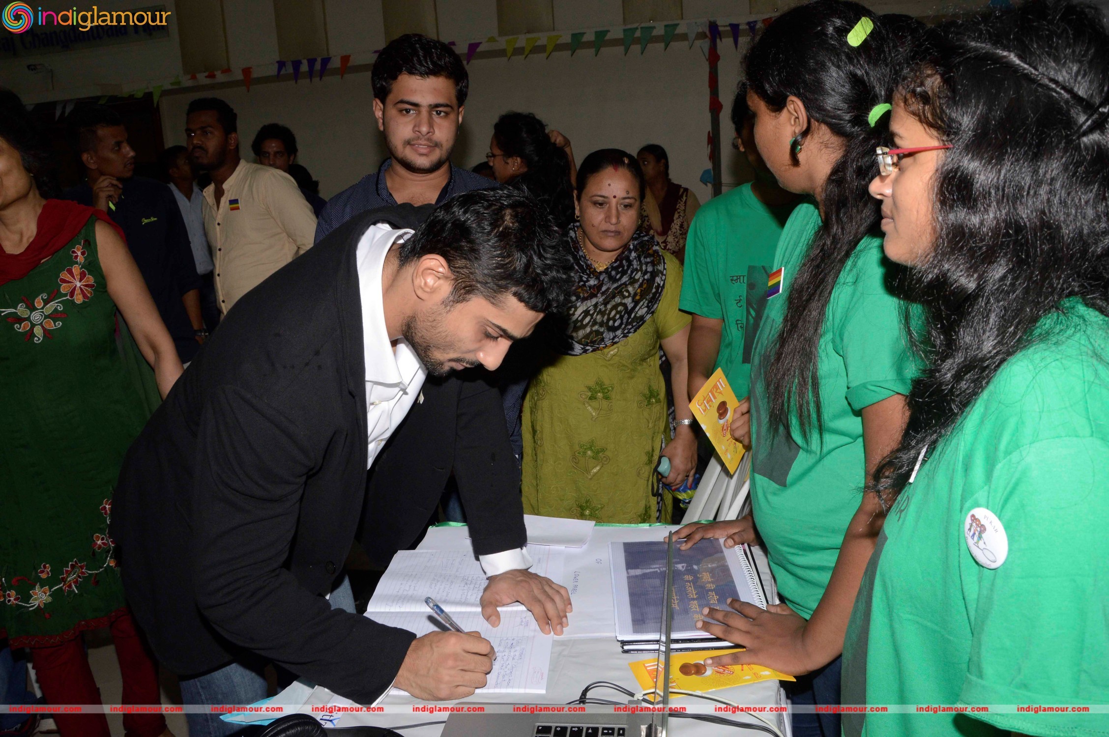 Prateik Babbar Attends Annual Graduation Programme at SNDT University Event hd photo
