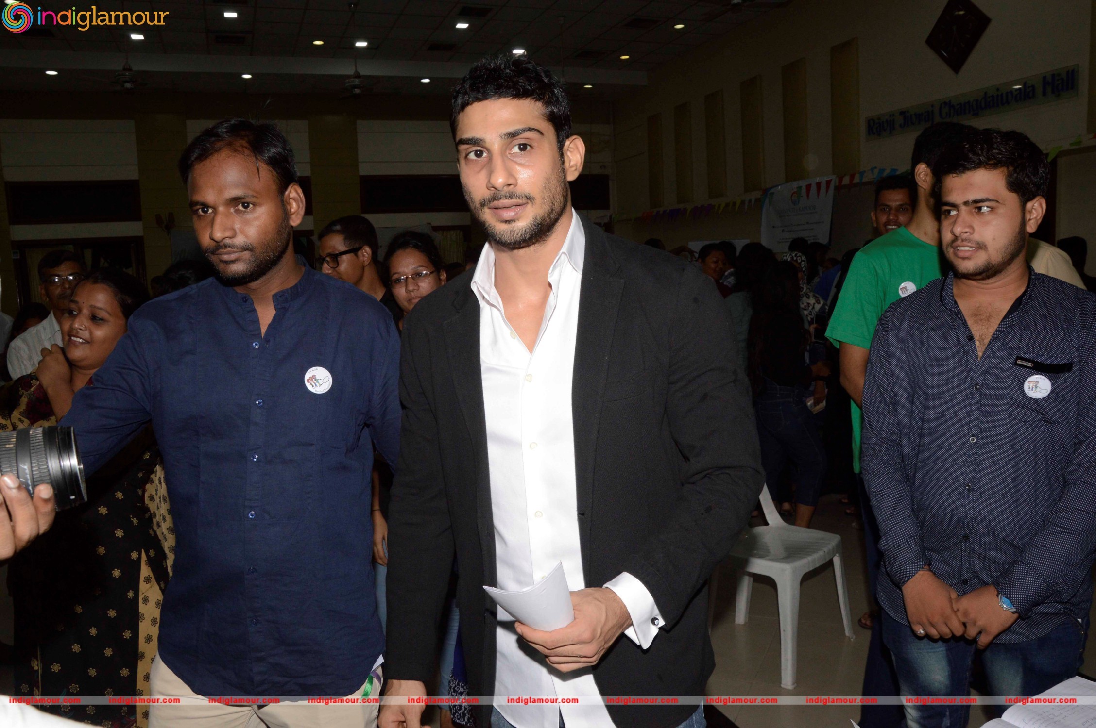 Prateik Babbar Attends Annual Graduation Programme at SNDT University Event hd photo