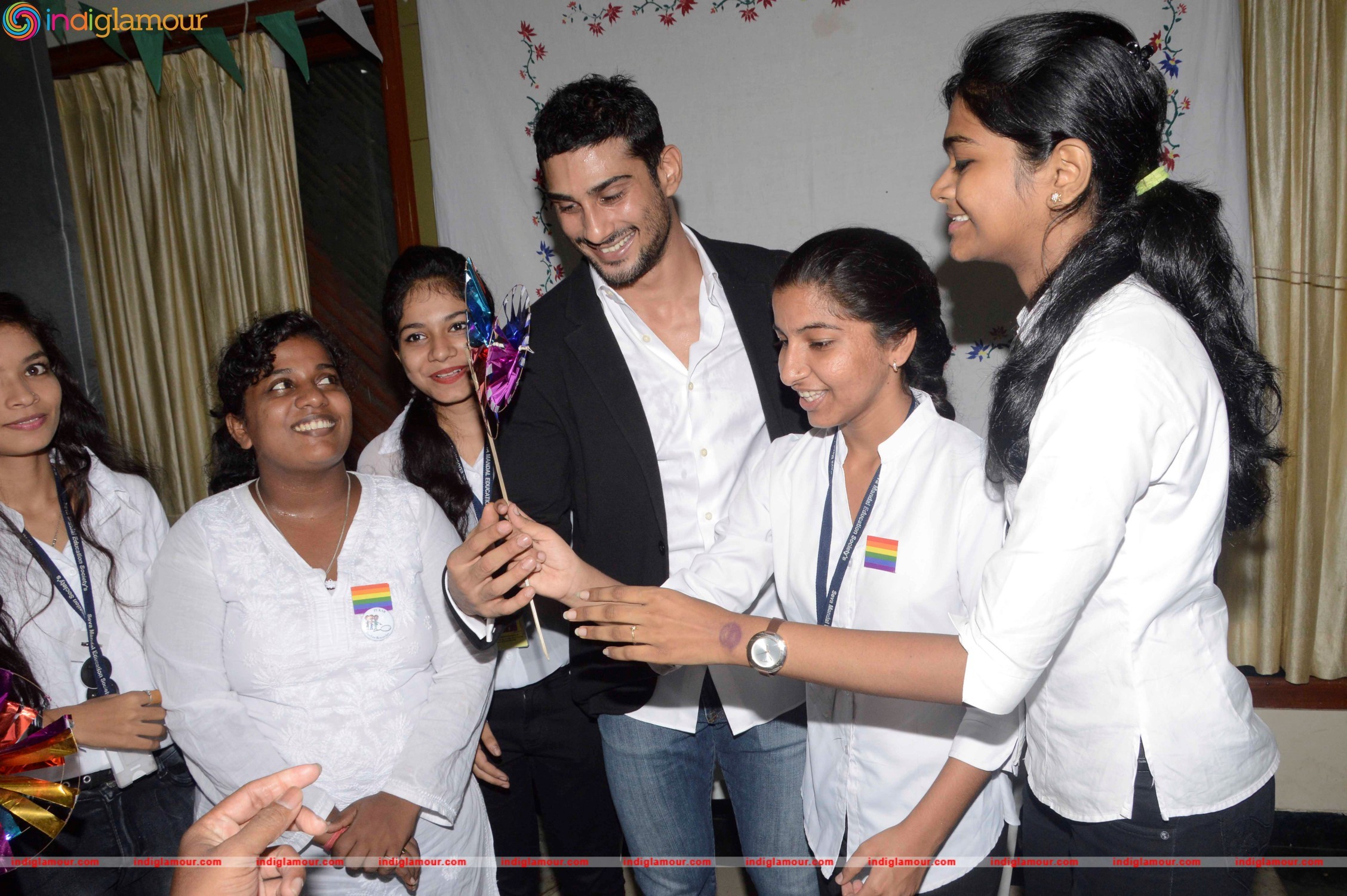 Prateik Babbar Attends Annual Graduation Programme at SNDT University Event hd photo