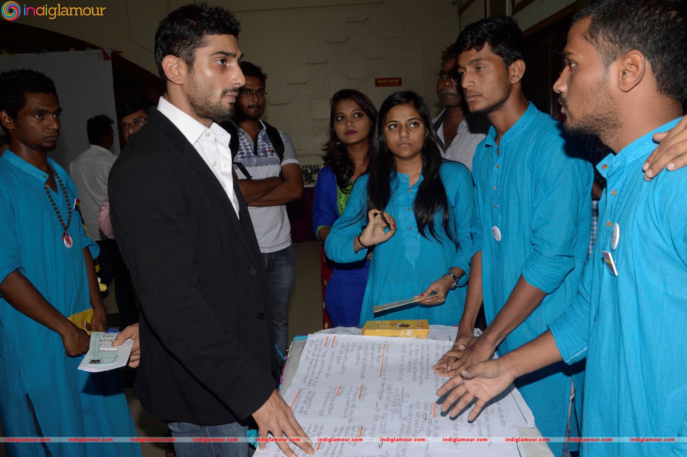 Prateik Babbar Attends Annual Graduation Programme at SNDT University Event hd photo