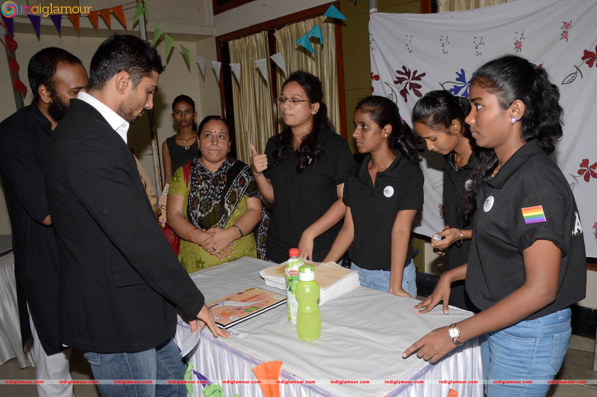 Prateik Babbar Attends Annual Graduation Programme at SNDT University Event hd photo