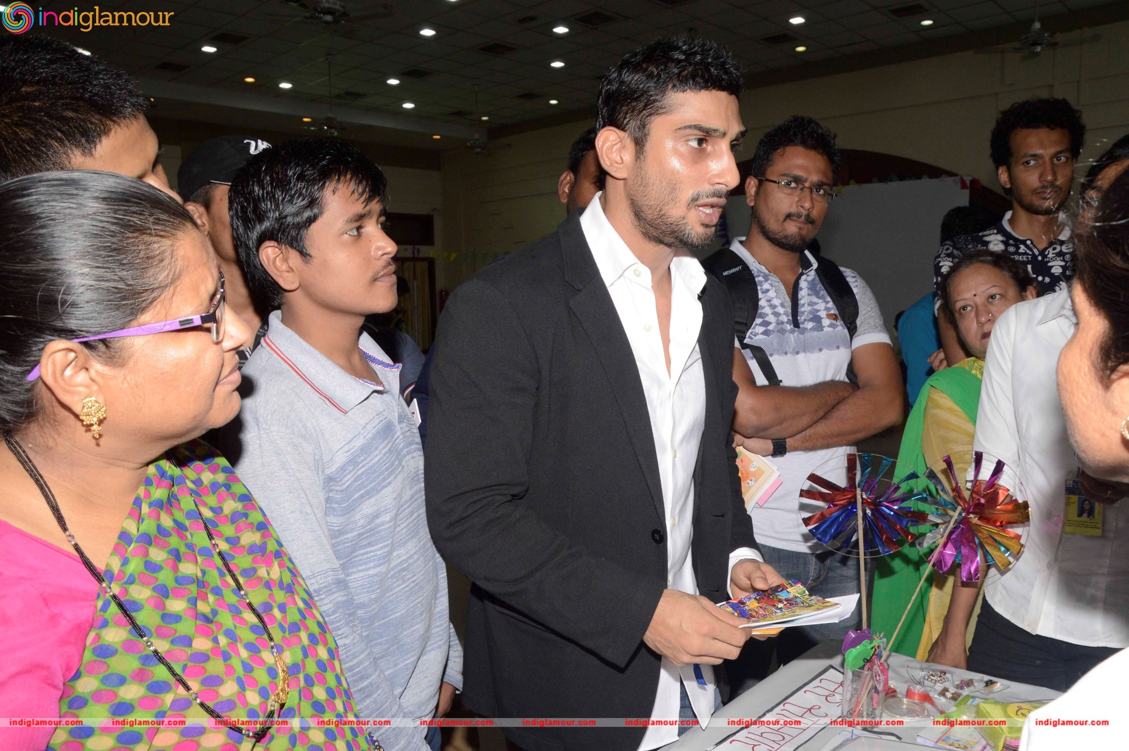 Prateik Babbar Attends Annual Graduation Programme at SNDT University Event hd photo