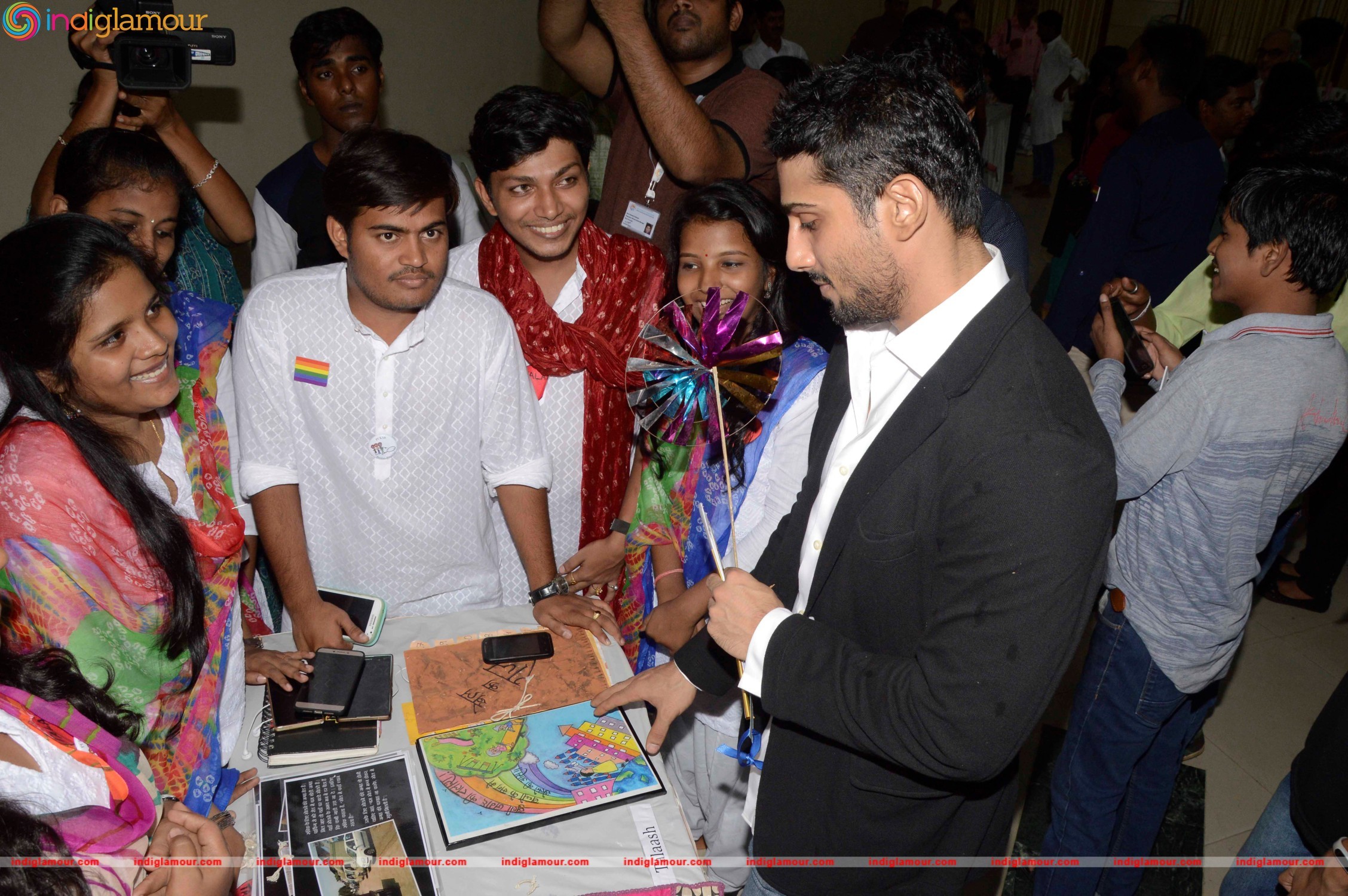Prateik Babbar Attends Annual Graduation Programme at SNDT University Event hd photo