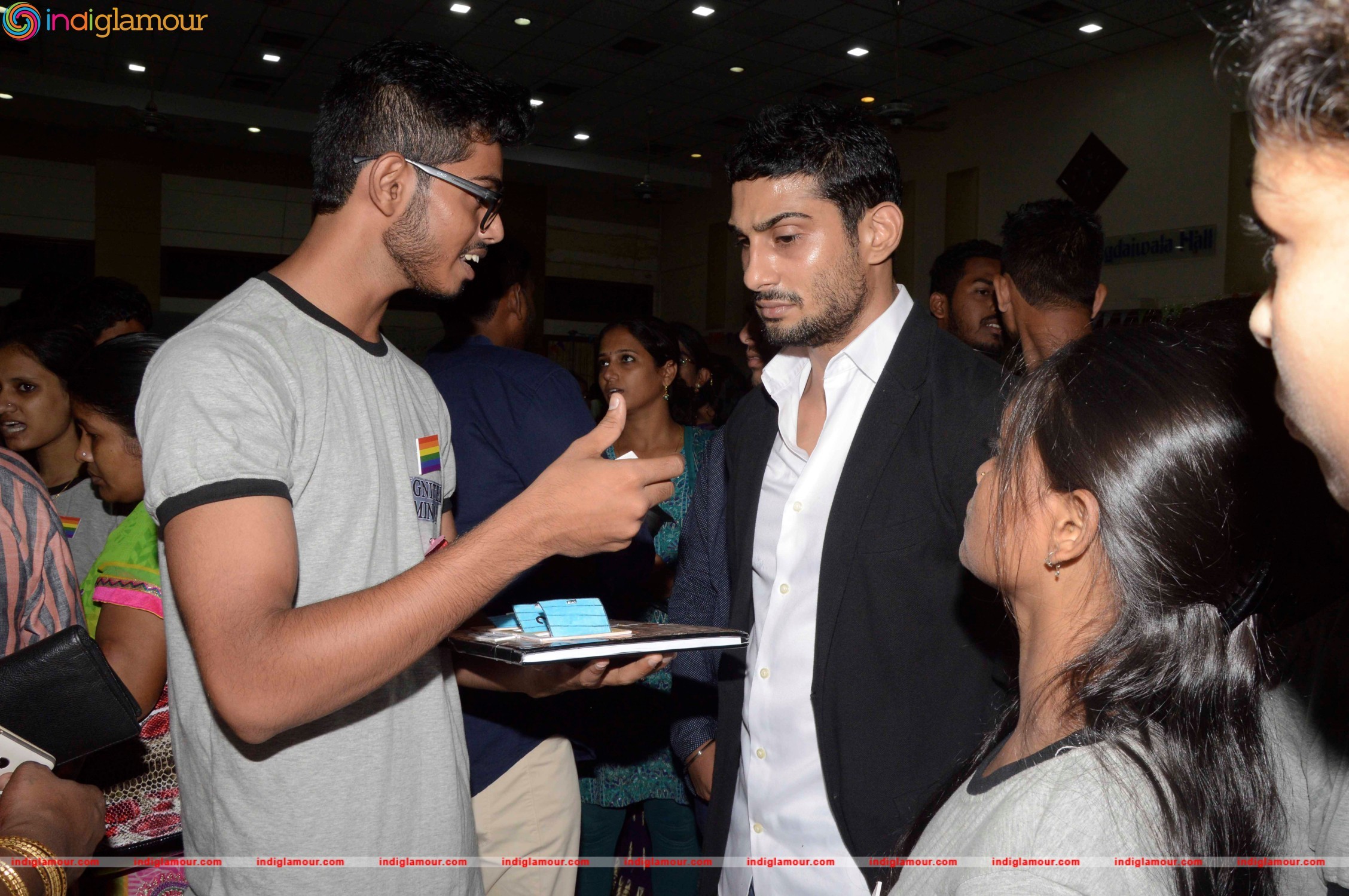 Prateik Babbar Attends Annual Graduation Programme at SNDT University Event hd photo