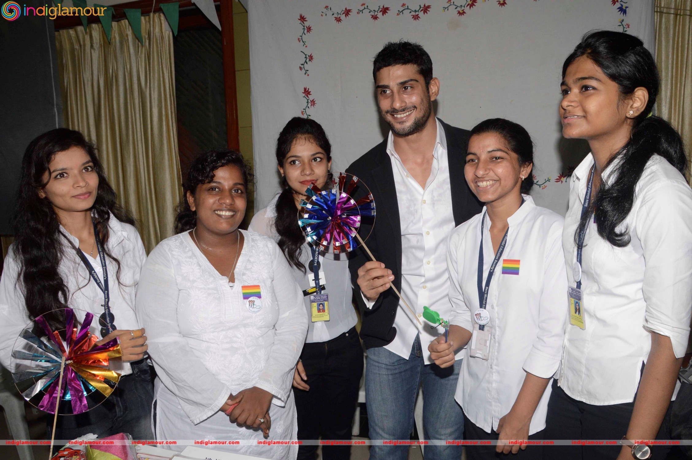 Prateik Babbar Attends Annual Graduation Programme at SNDT University Event hd photo