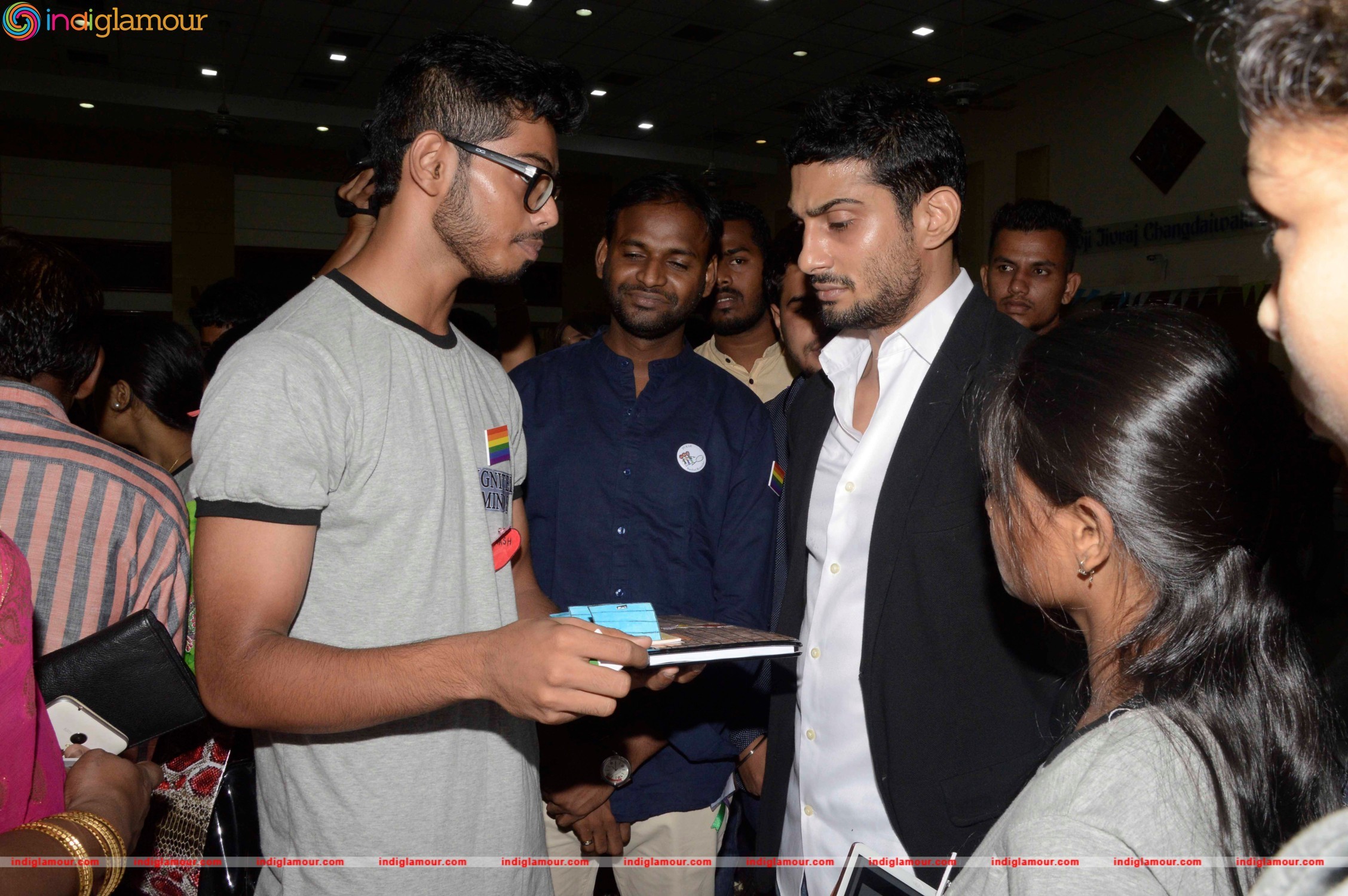 Prateik Babbar Attends Annual Graduation Programme at SNDT University Event hd photo