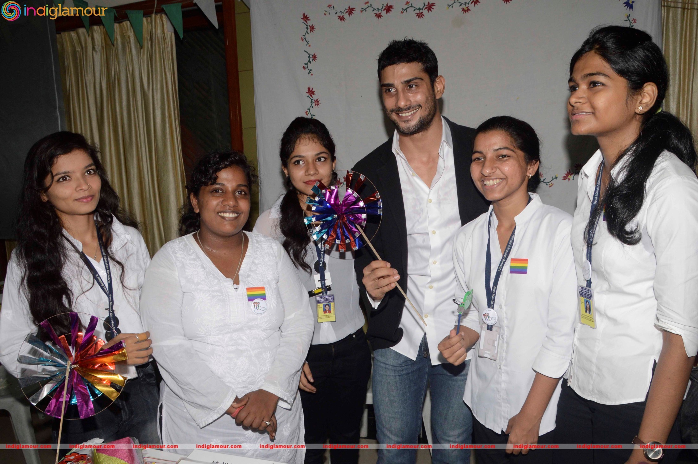 Prateik Babbar Attends Annual Graduation Programme at SNDT University Event hd photo