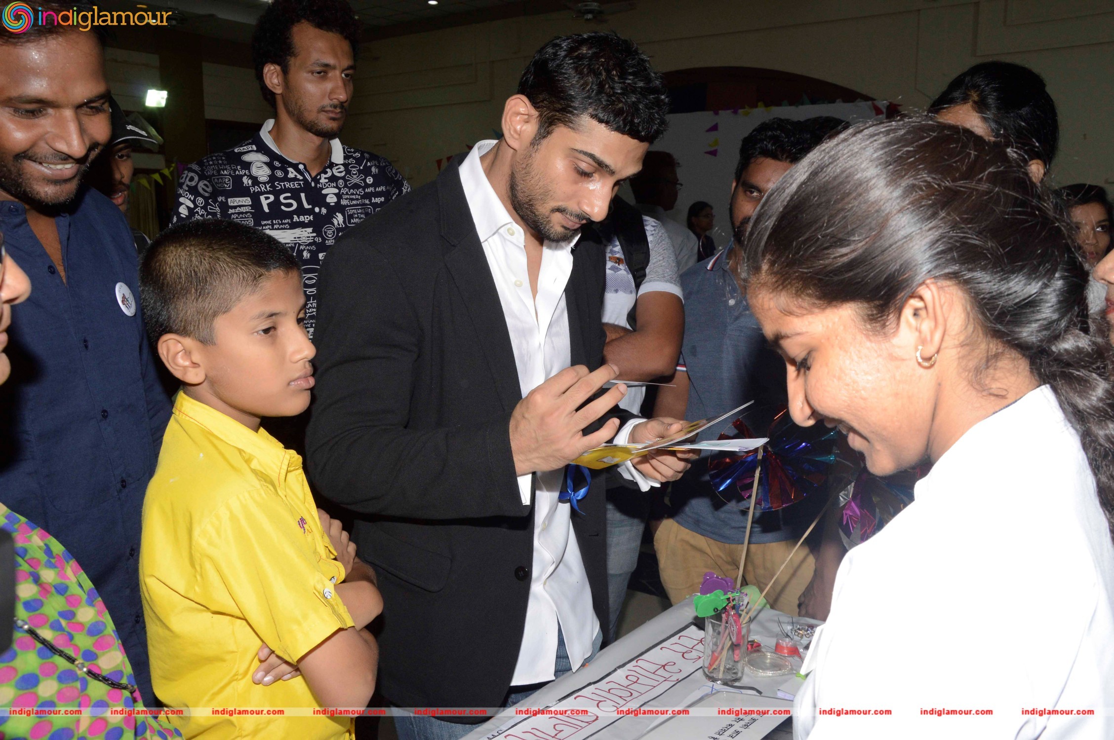Prateik Babbar Attends Annual Graduation Programme at SNDT University Event hd photo