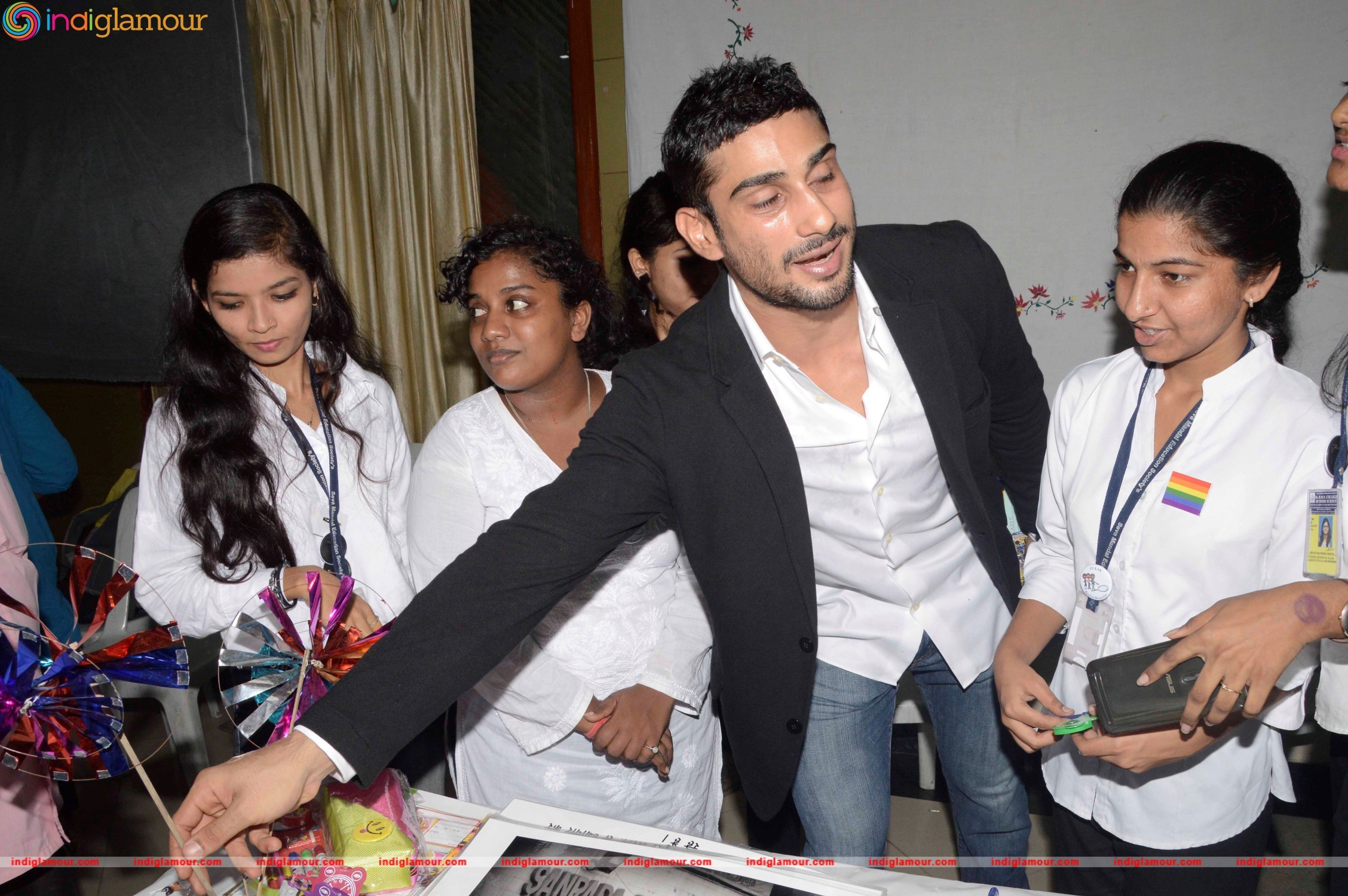 Prateik Babbar Attends Annual Graduation Programme at SNDT University Event hd photo