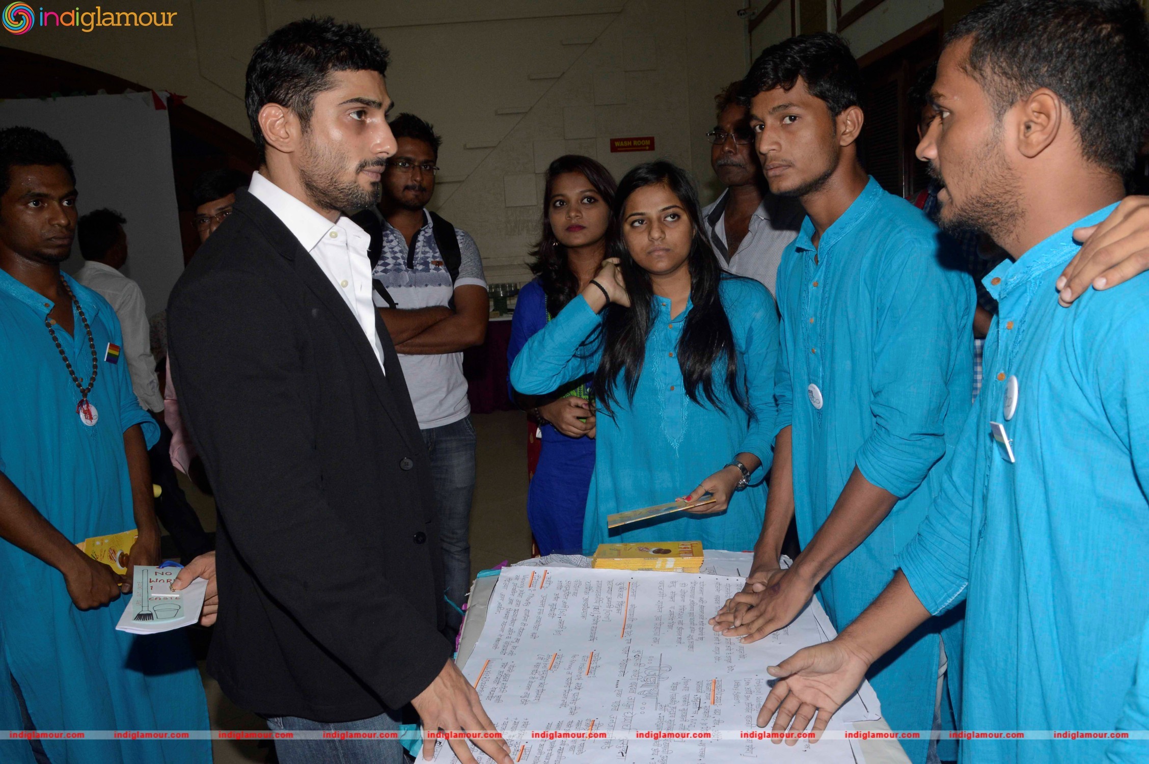 Prateik Babbar Attends Annual Graduation Programme at SNDT University Event hd photo