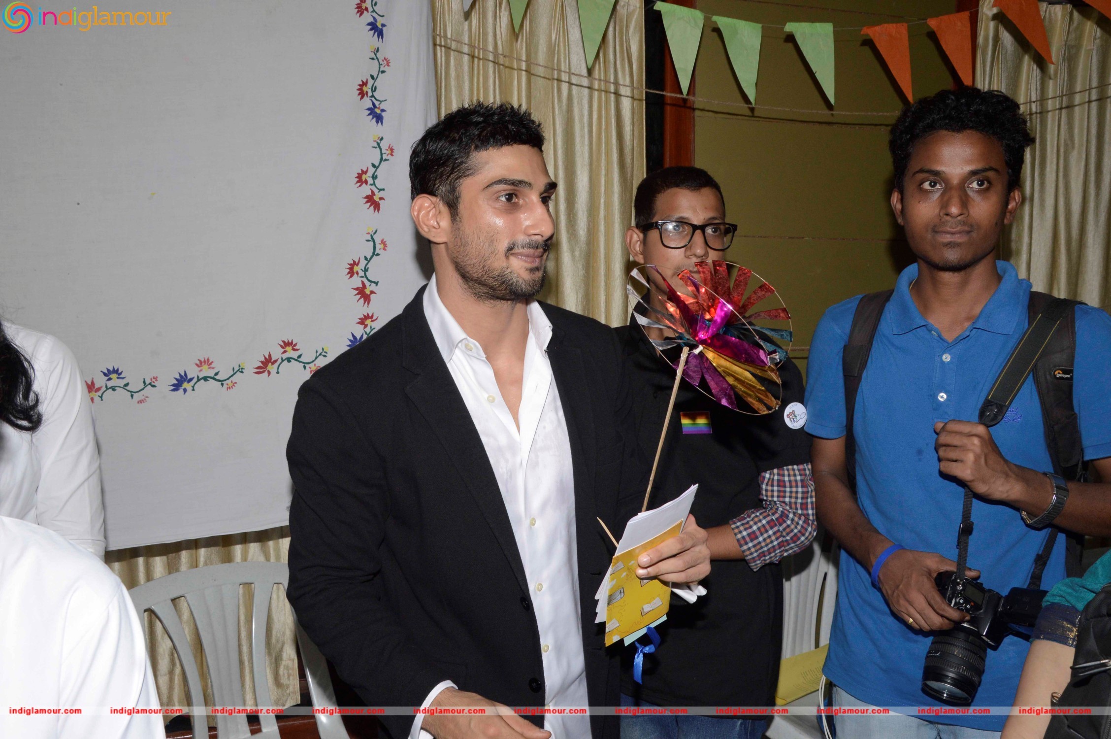 Prateik Babbar Attends Annual Graduation Programme at SNDT University Event hd photo
