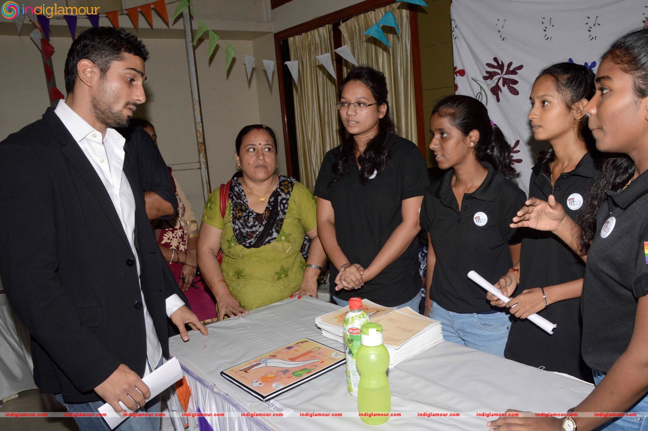 Prateik Babbar Attends Annual Graduation Programme at SNDT University Event hd photo