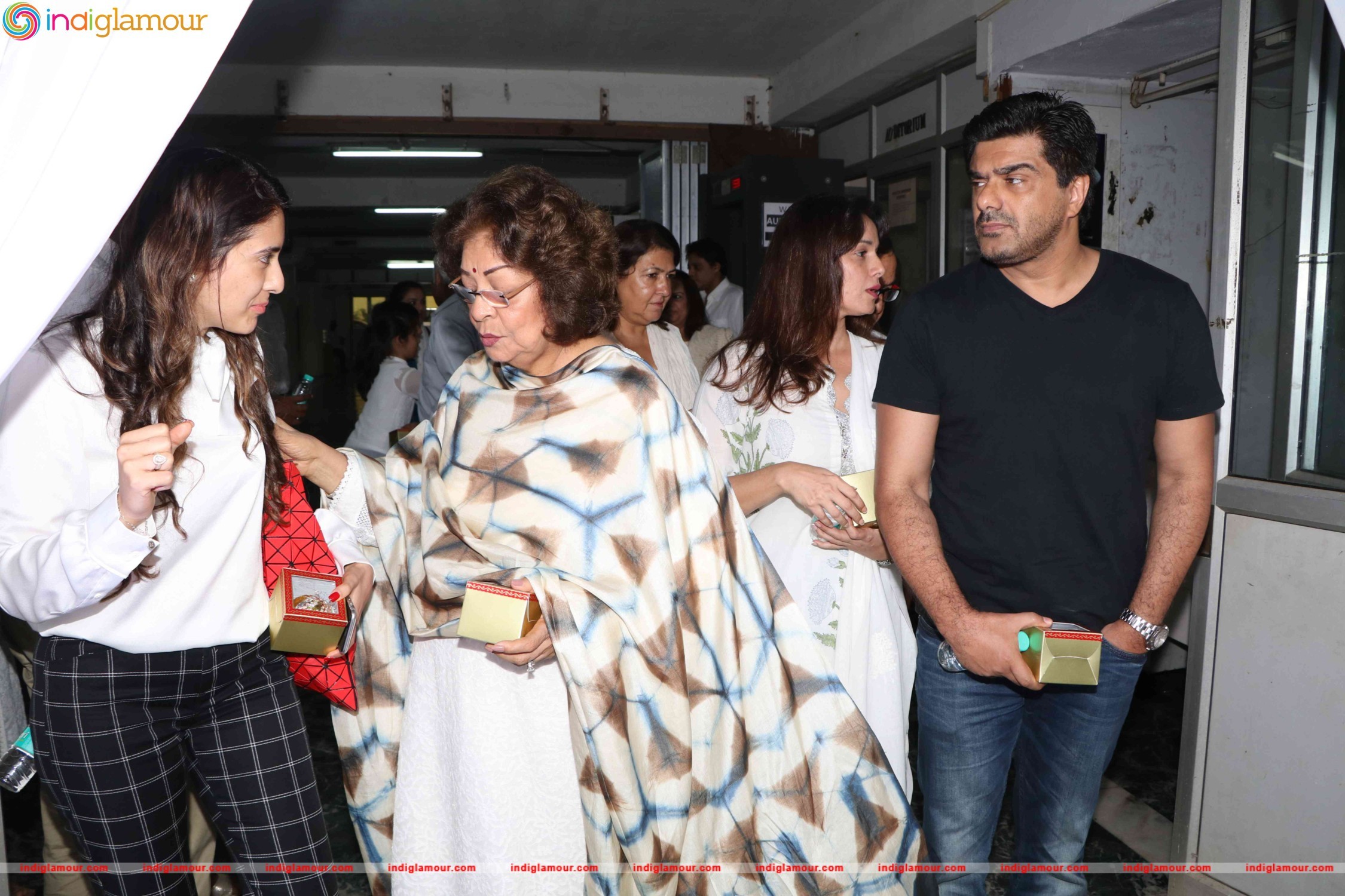 Raveena Tandons Father in law Mr. Kundan Thadani Prayer Meet Event hd photo
