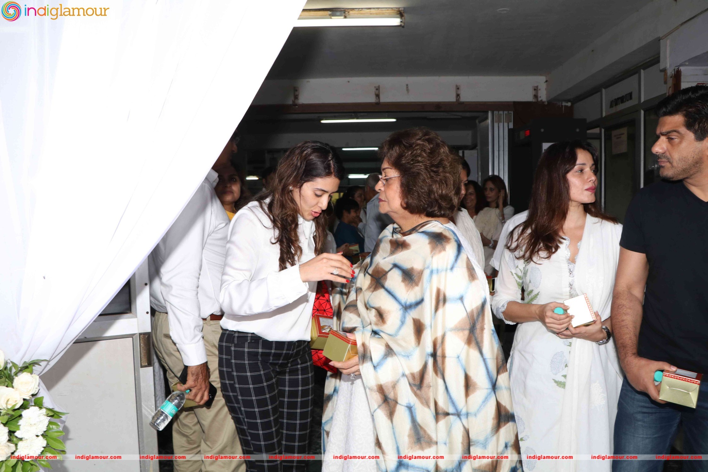 Raveena Tandons Father in law Mr. Kundan Thadani Prayer Meet Event hd photo