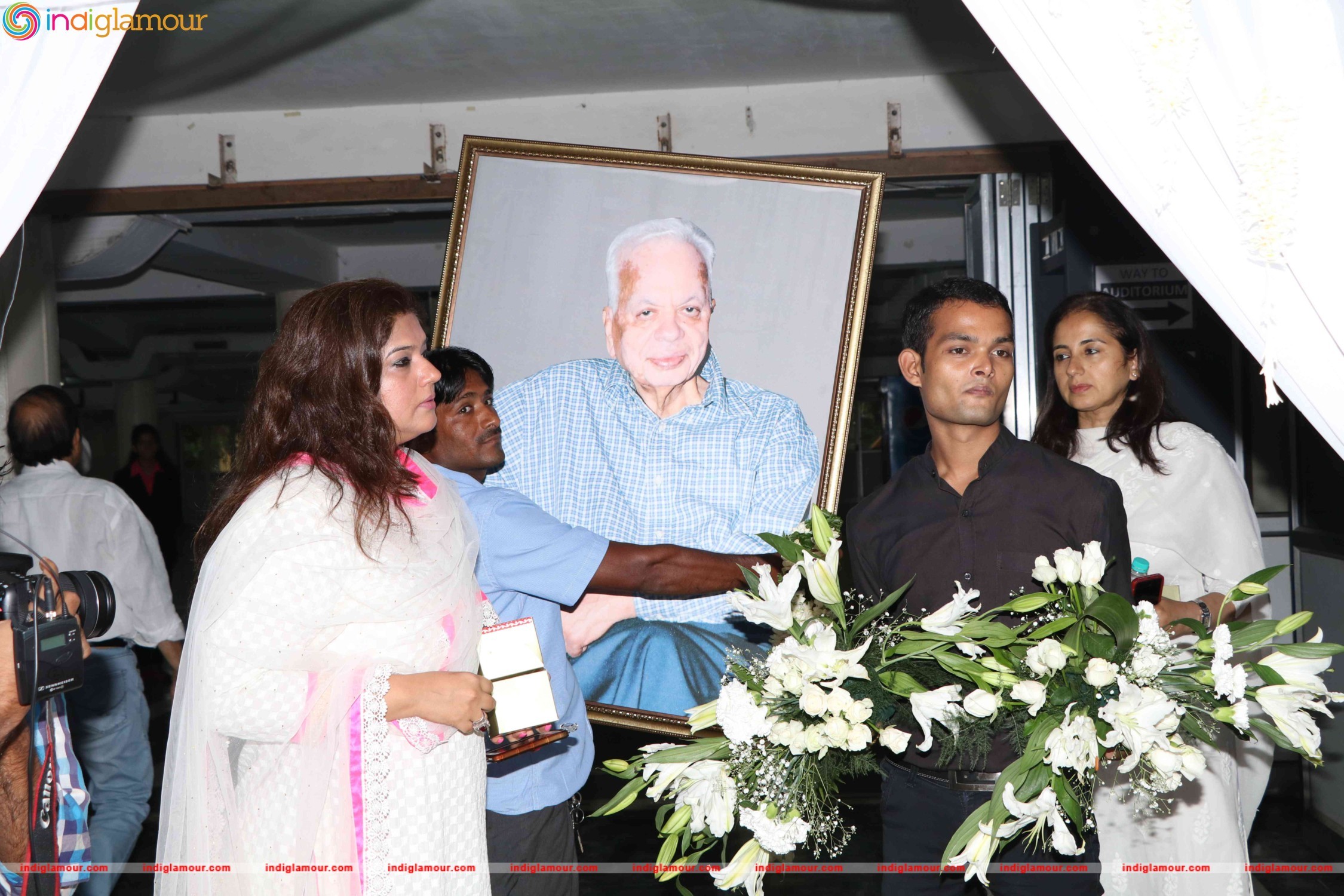 Raveena Tandons Father in law Mr. Kundan Thadani Prayer Meet Event hd photo