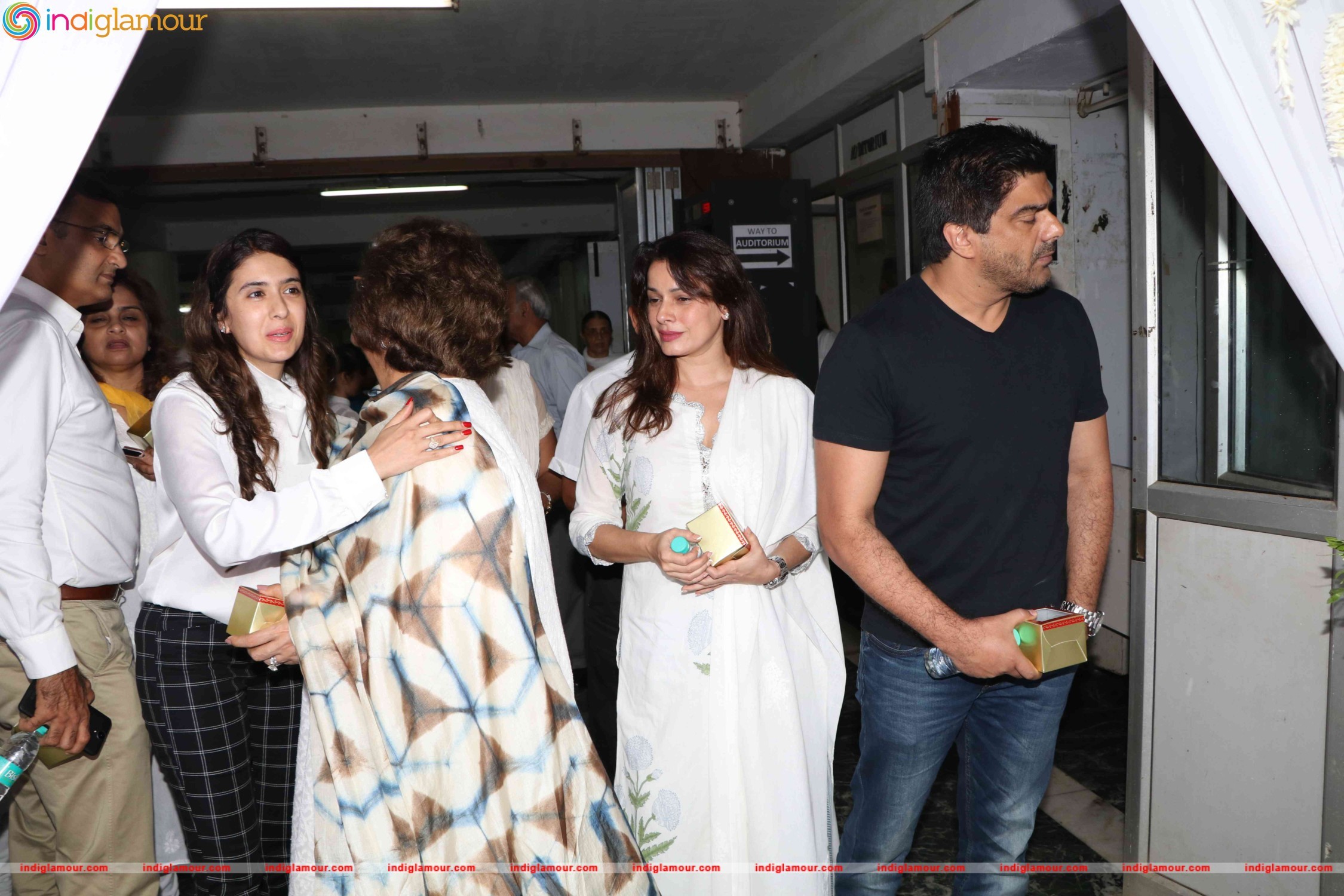 Raveena Tandons Father in law Mr. Kundan Thadani Prayer Meet Event hd photo