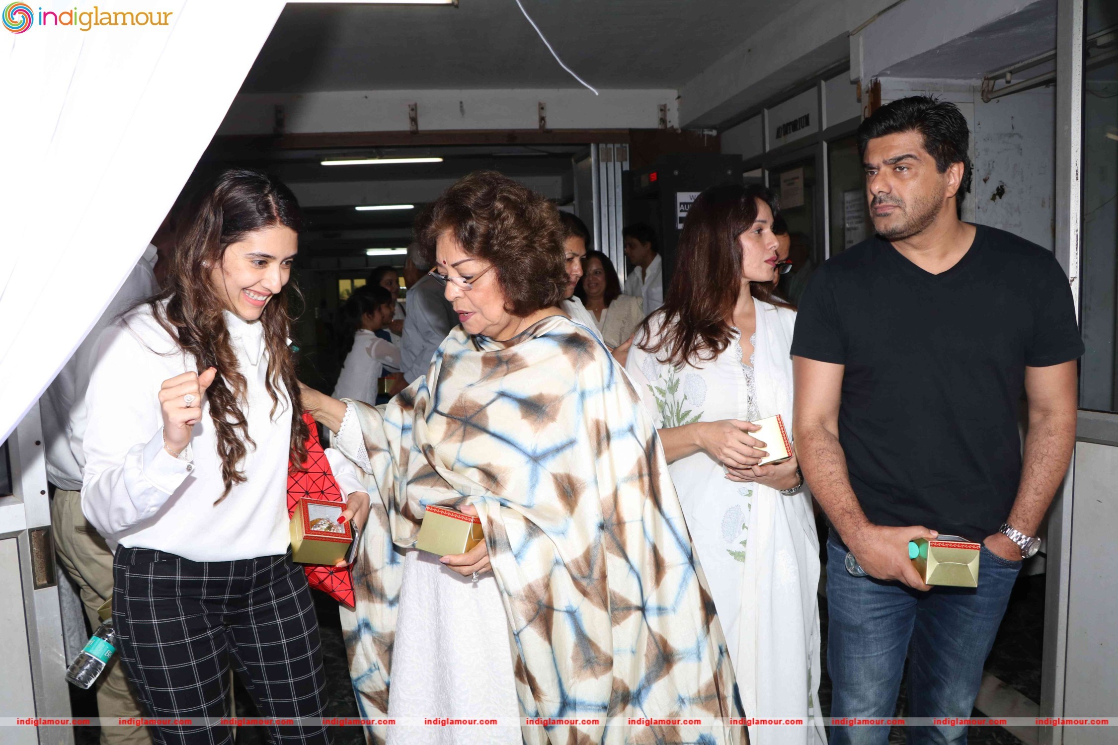 Raveena Tandons Father in law Mr. Kundan Thadani Prayer Meet Event hd photo