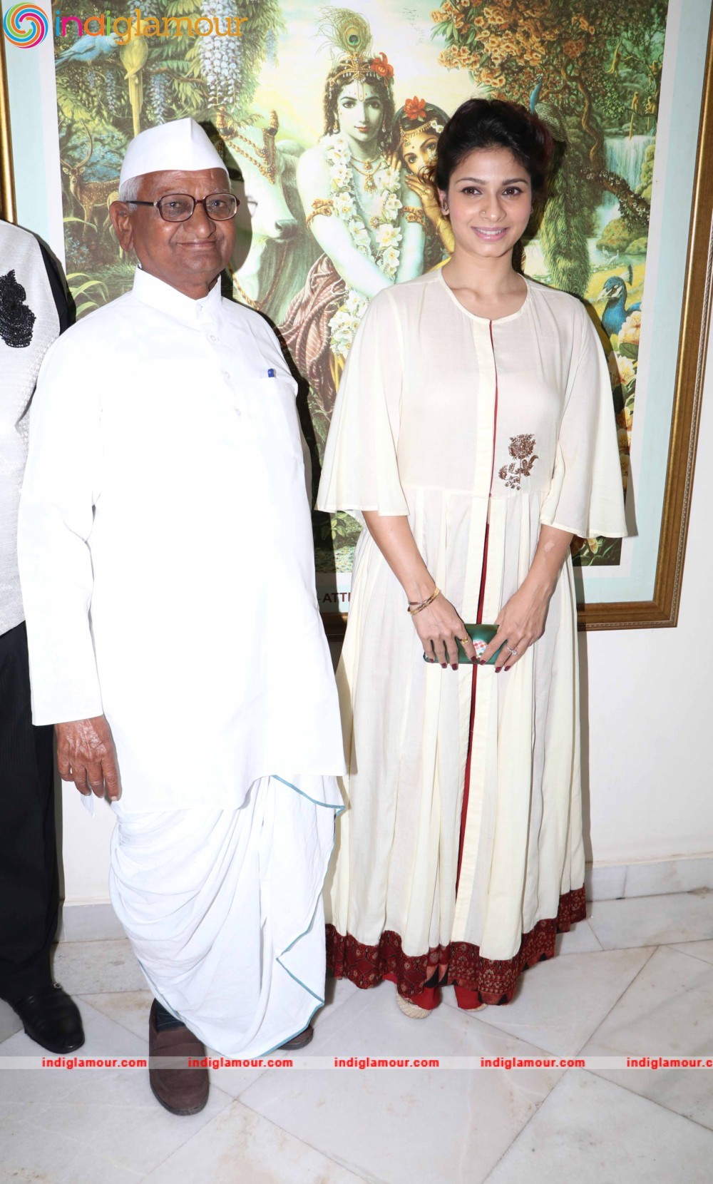 Anna Hazare and Tanishaa Mukerji During the Poster Launch of Film Anna in Mumbai Event hd photo