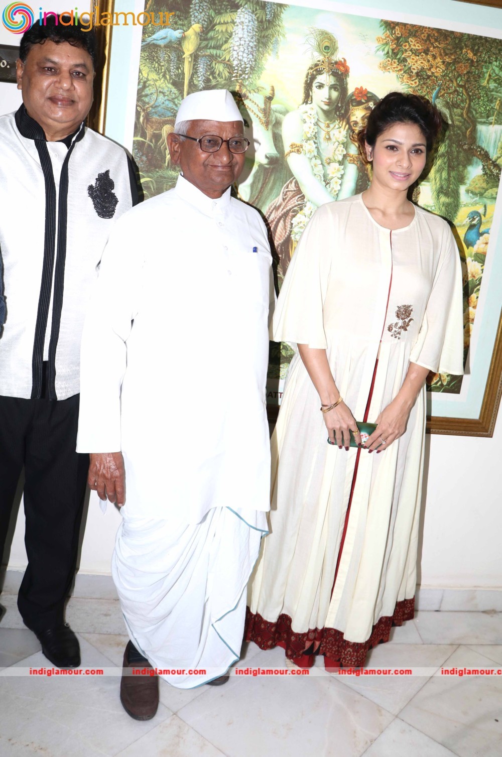 Anna Hazare and Tanishaa Mukerji During the Poster Launch of Film Anna in Mumbai Event hd photo