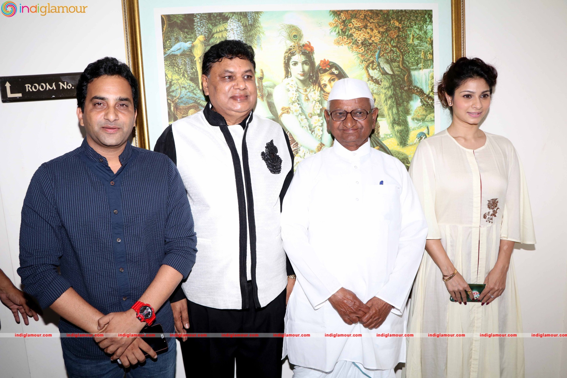 Anna Hazare and Tanishaa Mukerji During the Poster Launch of Film Anna in Mumbai Event hd photo