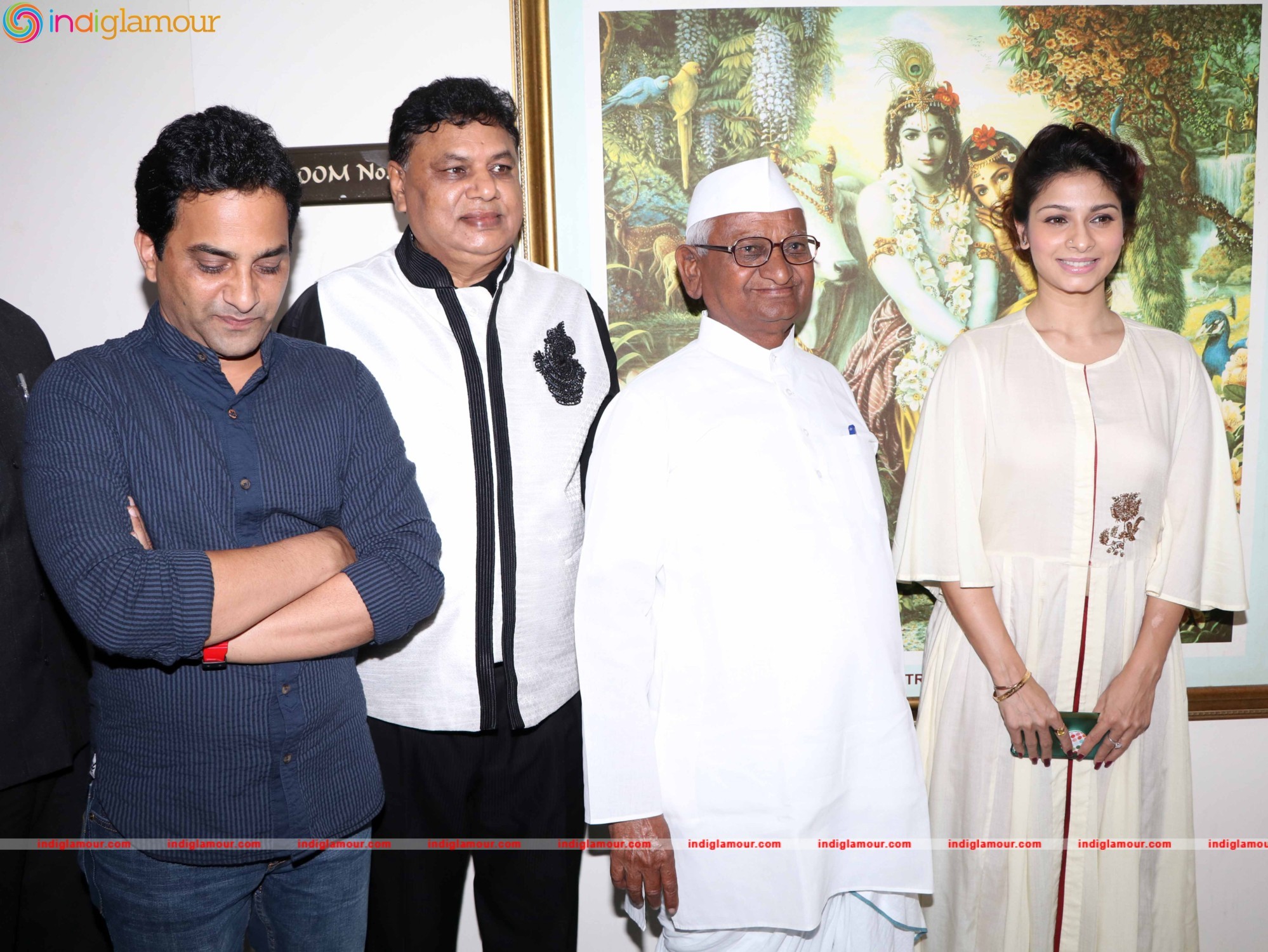 Anna Hazare and Tanishaa Mukerji During the Poster Launch of Film Anna in Mumbai Event hd photo