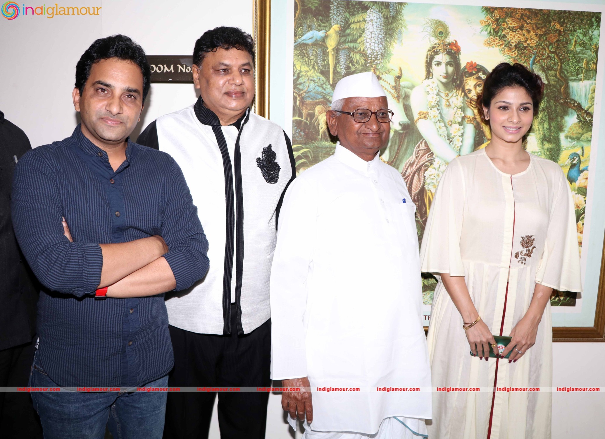 Anna Hazare and Tanishaa Mukerji During the Poster Launch of Film Anna in Mumbai Event hd photo