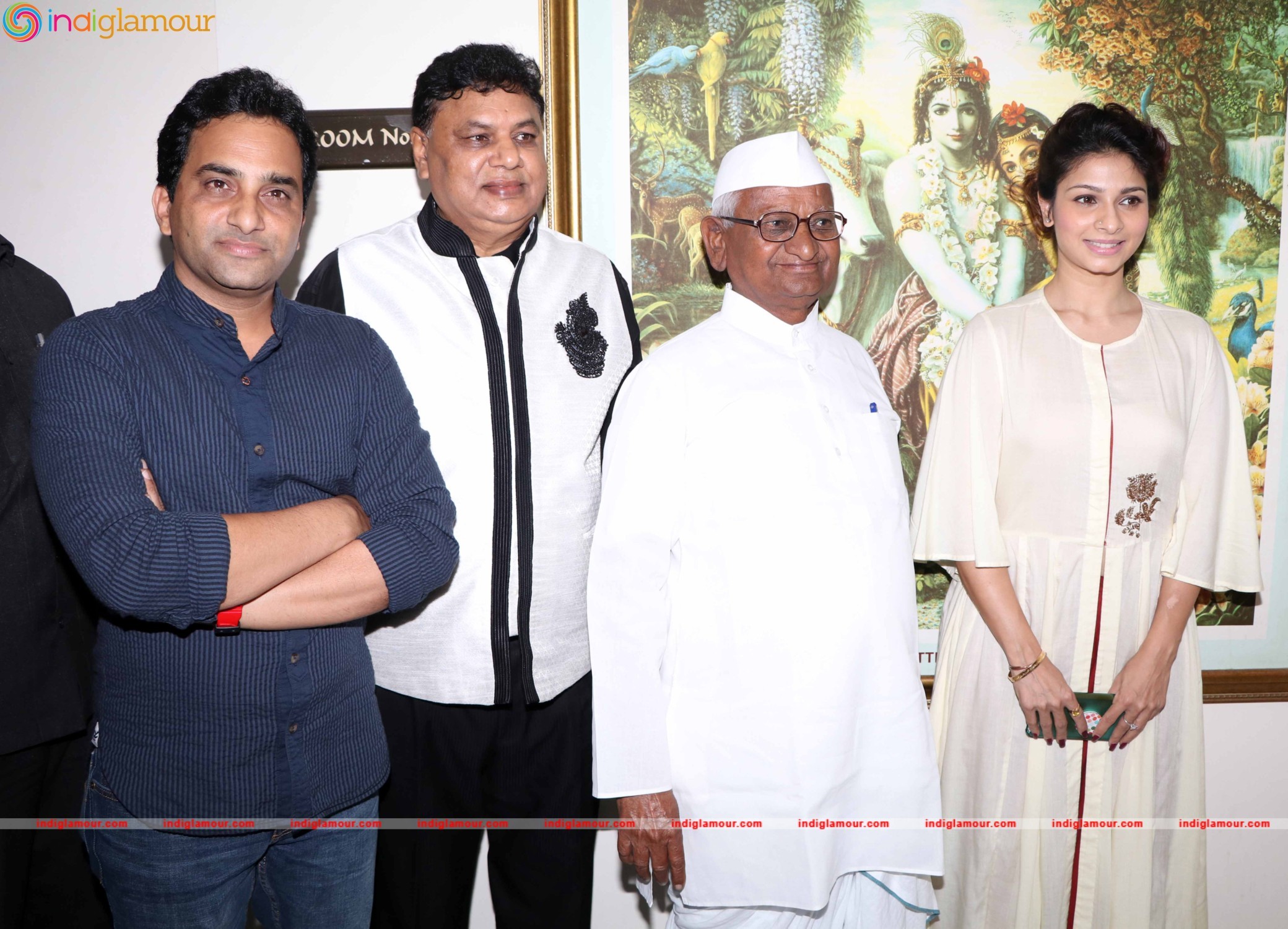 Anna Hazare and Tanishaa Mukerji During the Poster Launch of Film Anna in Mumbai Event hd photo