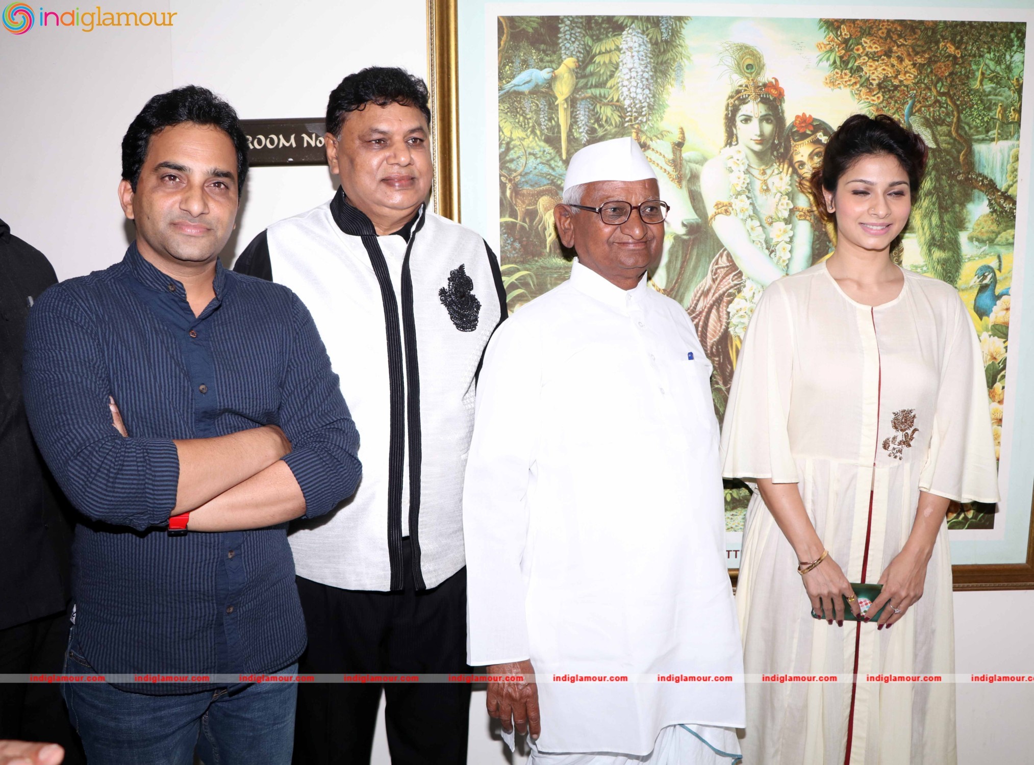Anna Hazare and Tanishaa Mukerji During the Poster Launch of Film Anna in Mumbai Event hd photo