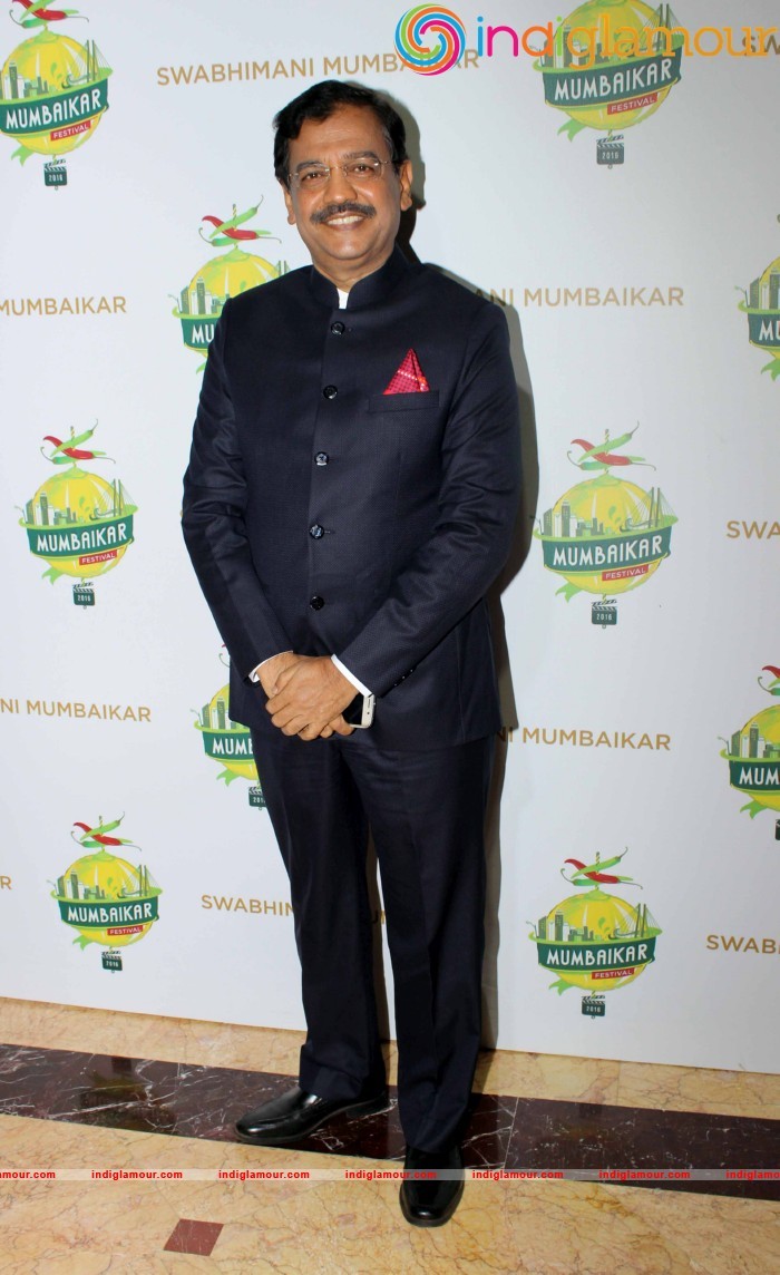 Ajay Devgan Kajol Govinda And Vivek Oberoi At The Swabhimani Mumbaikar Awards Event hd photo