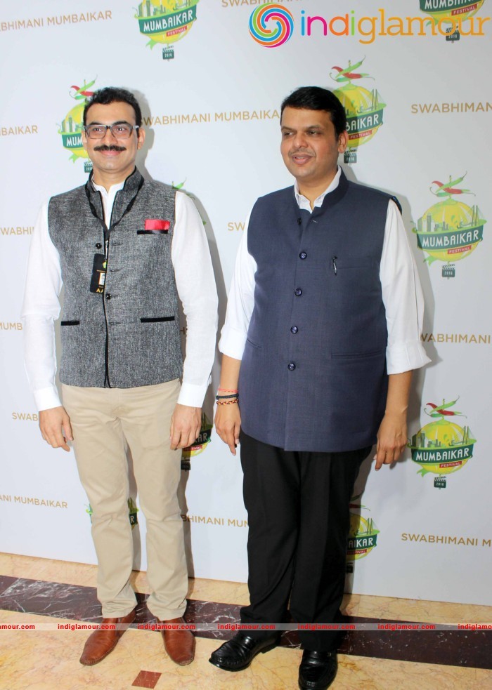 Ajay Devgan Kajol Govinda And Vivek Oberoi At The Swabhimani Mumbaikar Awards Event hd photo