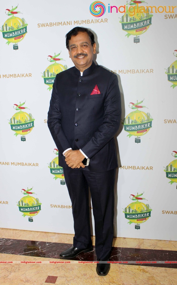 Ajay Devgan Kajol Govinda And Vivek Oberoi At The Swabhimani Mumbaikar Awards Event hd photo