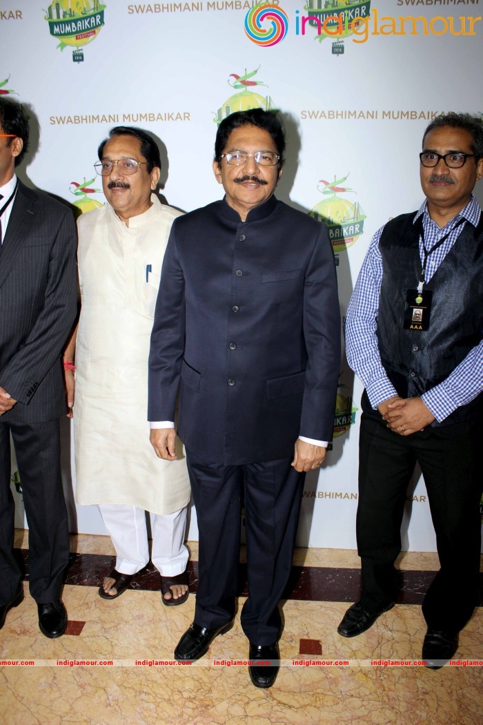 Ajay Devgan Kajol Govinda And Vivek Oberoi At The Swabhimani Mumbaikar Awards Event hd photo