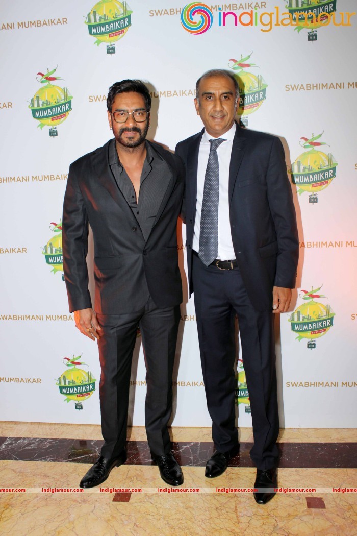 Ajay Devgan Kajol Govinda And Vivek Oberoi At The Swabhimani Mumbaikar Awards Event hd photo