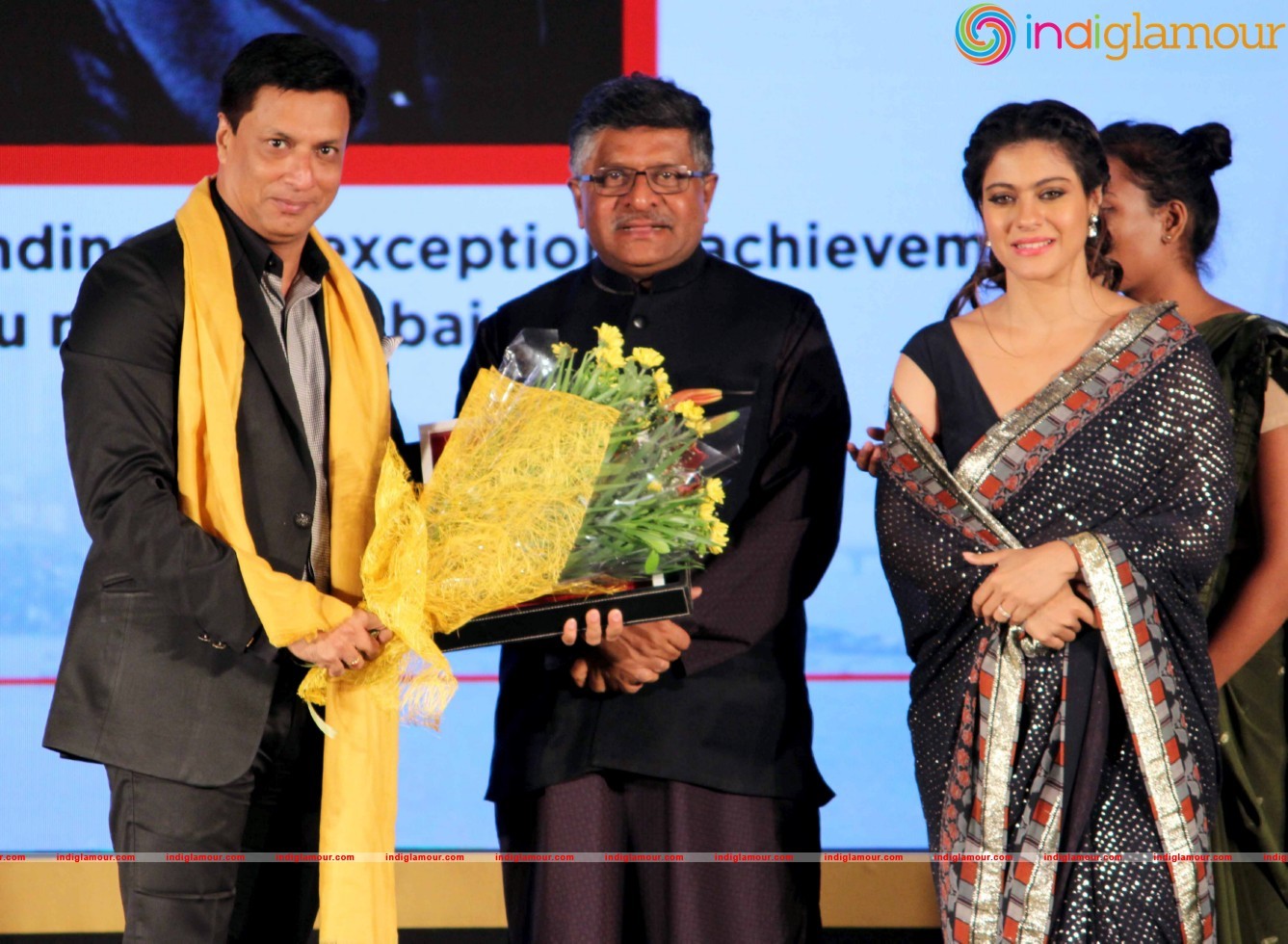 Ajay Devgan Kajol Govinda And Vivek Oberoi At The Swabhimani Mumbaikar Awards Event hd photo