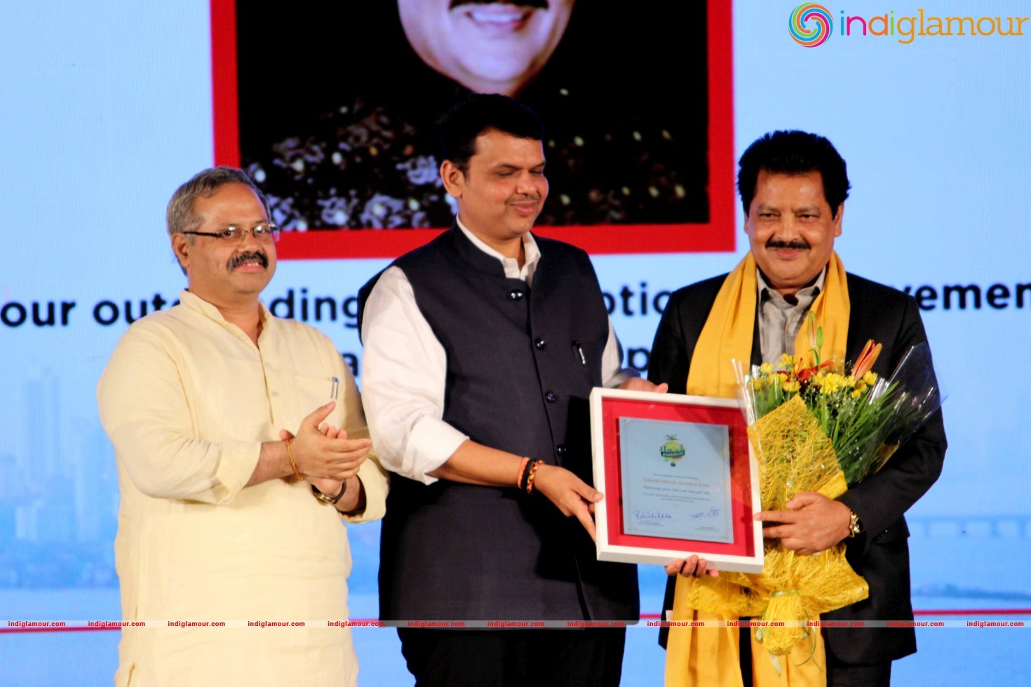 Ajay Devgan Kajol Govinda And Vivek Oberoi At The Swabhimani Mumbaikar Awards Event hd photo