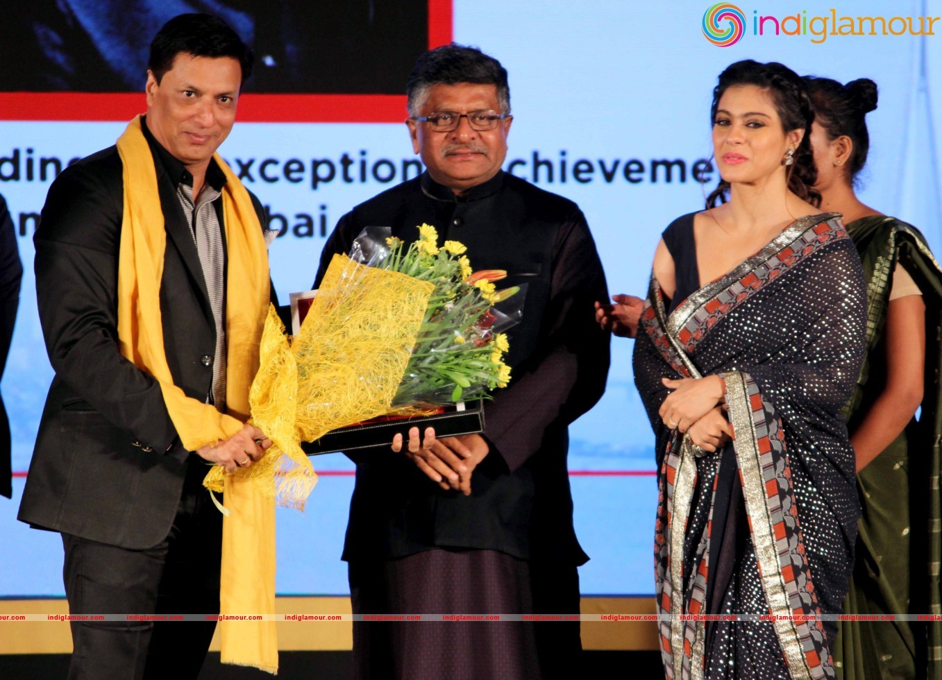 Ajay Devgan Kajol Govinda And Vivek Oberoi At The Swabhimani Mumbaikar Awards Event hd photo