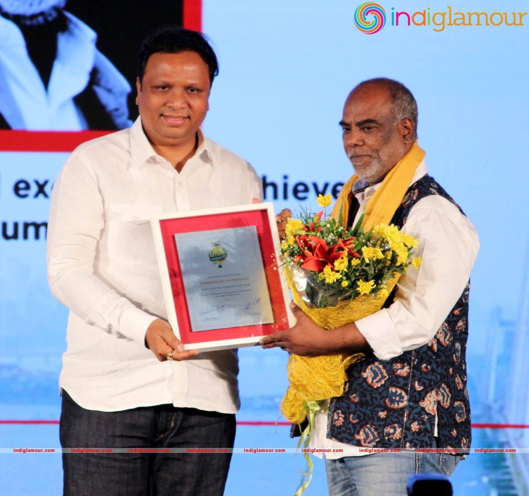 Ajay Devgan Kajol Govinda And Vivek Oberoi At The Swabhimani Mumbaikar Awards Event hd photo