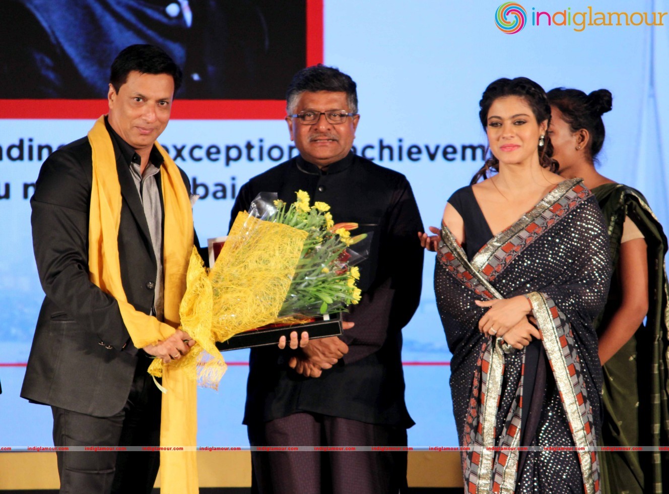 Ajay Devgan Kajol Govinda And Vivek Oberoi At The Swabhimani Mumbaikar Awards Event hd photo