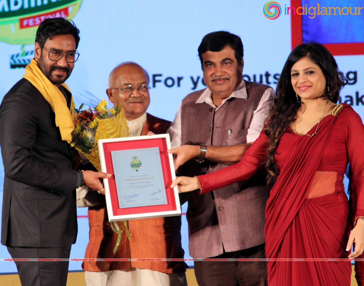 Ajay Devgan Kajol Govinda And Vivek Oberoi At The Swabhimani Mumbaikar Awards Event hd photo