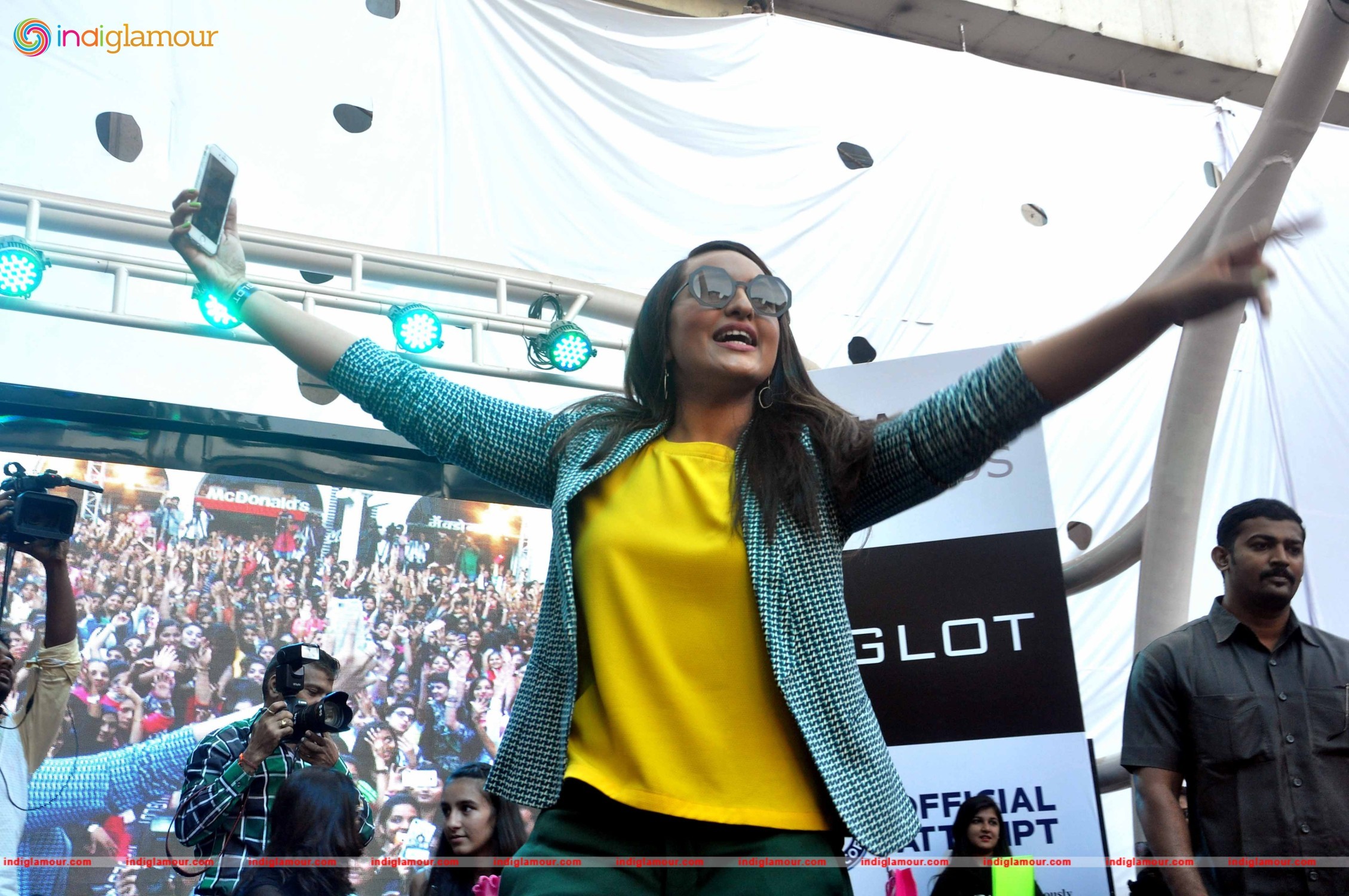 Sonakshi Sinha Attends the Painting Fingernails Competition on Women Day Event hd photo