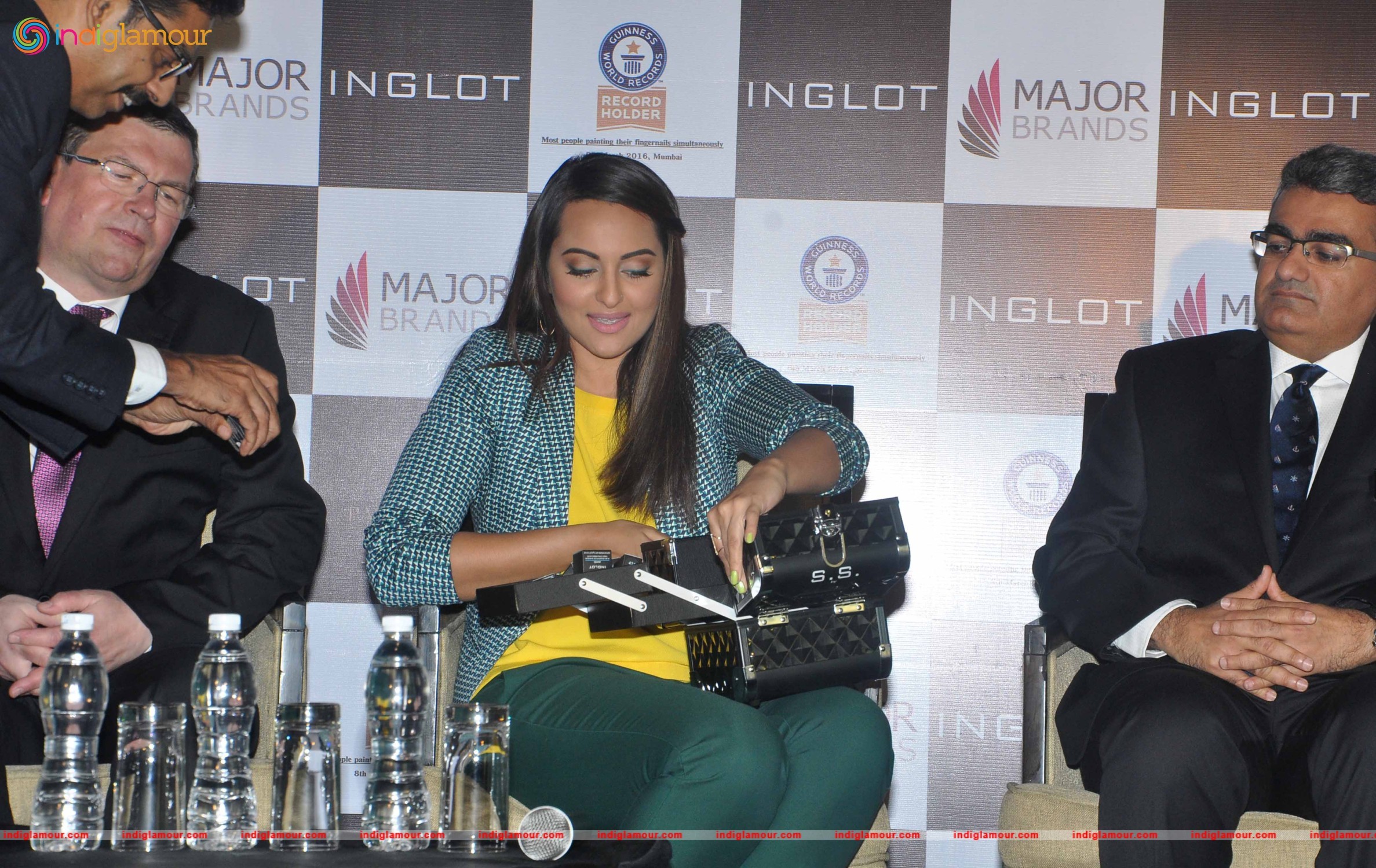 Sonakshi Sinha Attends the Painting Fingernails Competition on Women Day Event hd photo