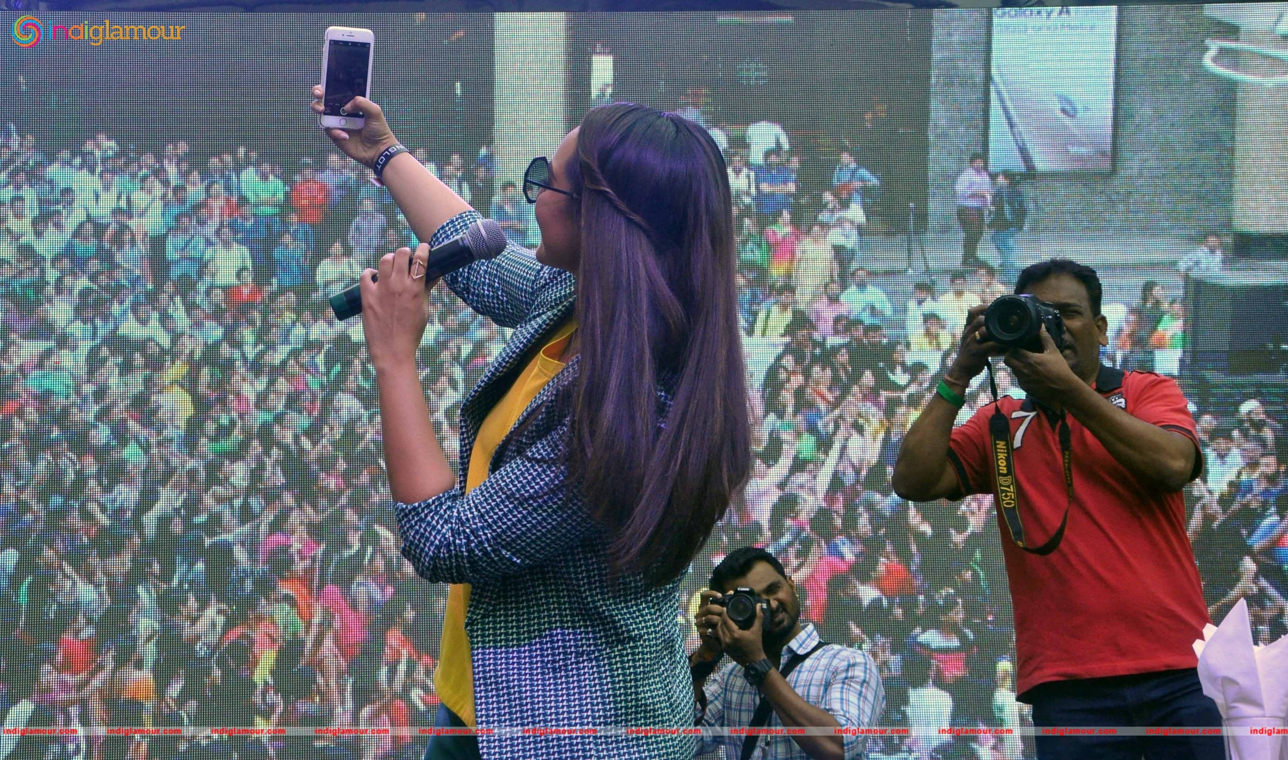 Sonakshi Sinha Attends the Painting Fingernails Competition on Women Day Event hd photo