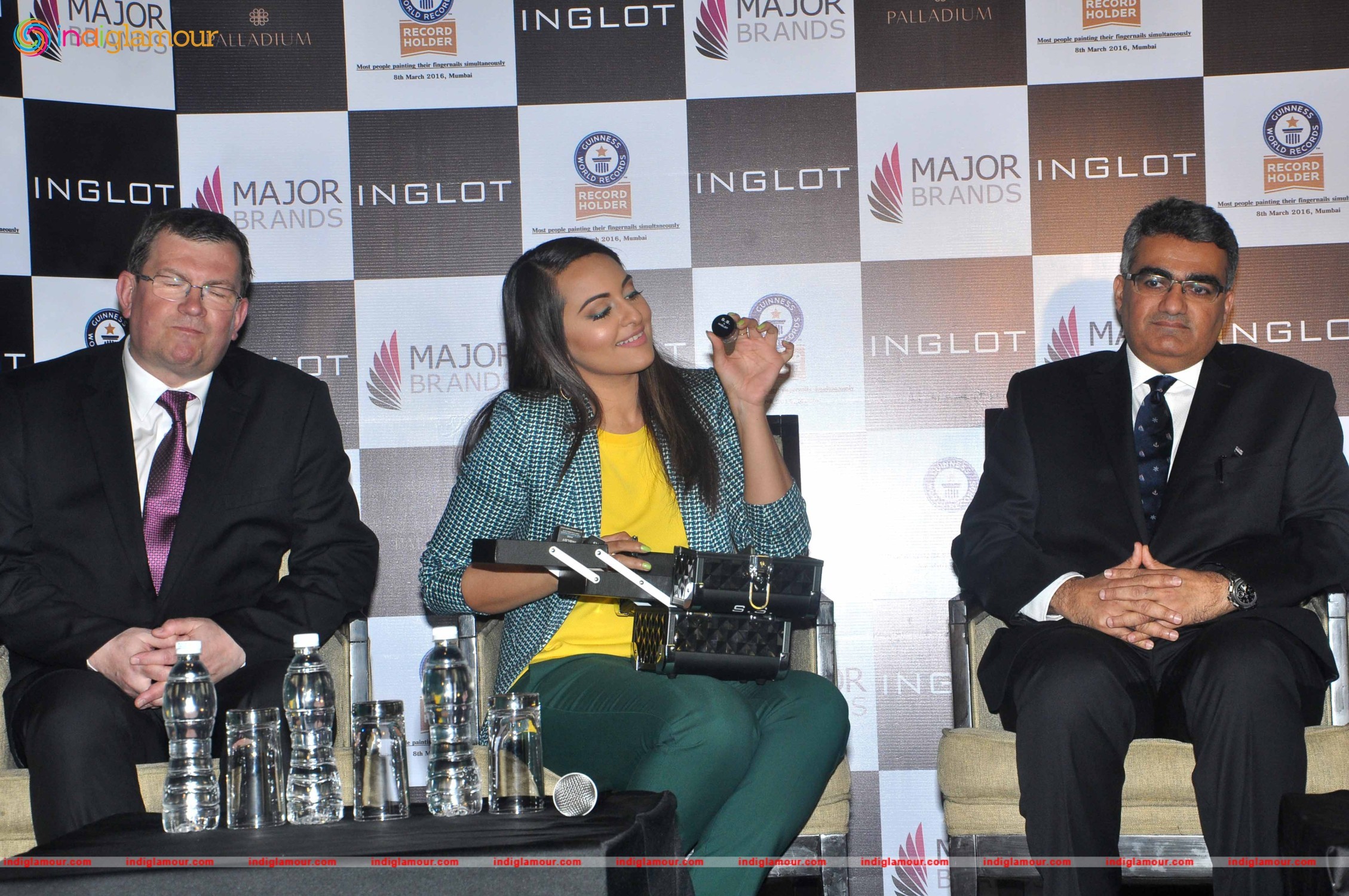 Sonakshi Sinha Attends the Painting Fingernails Competition on Women Day Event hd photo