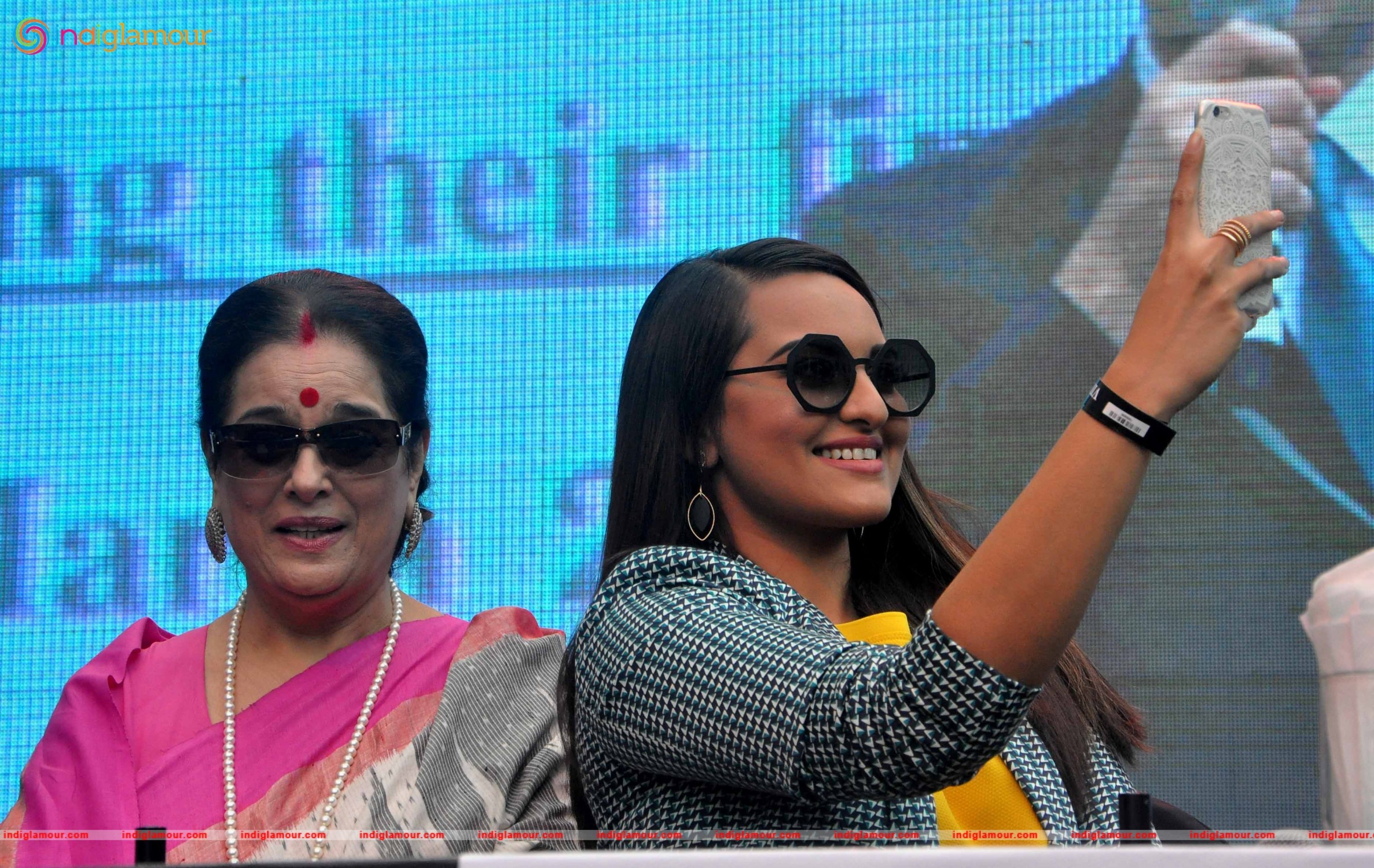 Sonakshi Sinha Attends the Painting Fingernails Competition on Women Day Event hd photo