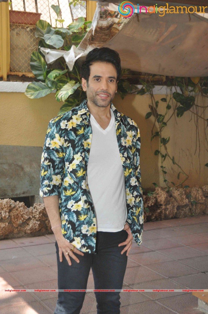Tusshar Kapoor celebrate Holi at their Juhu residence Event hd photo