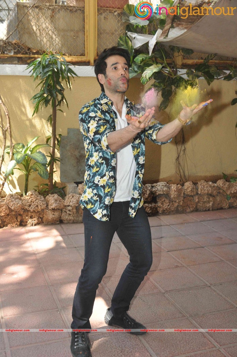 Tusshar Kapoor celebrate Holi at their Juhu residence Event hd photo