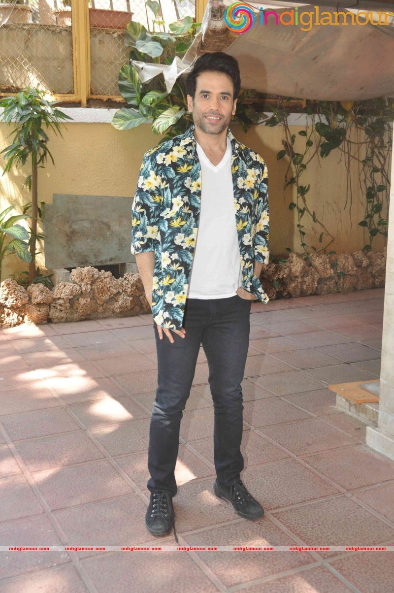 Tusshar Kapoor celebrate Holi at their Juhu residence Event hd photo