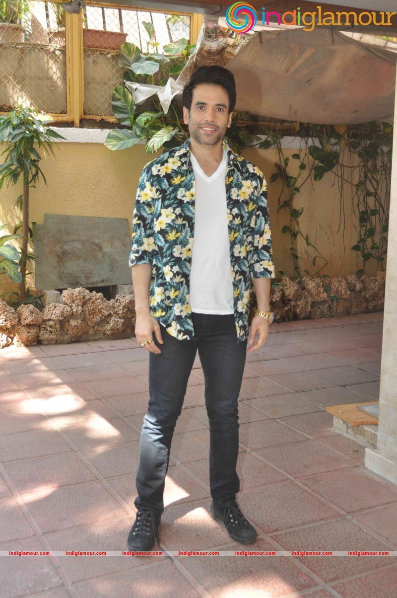 Tusshar Kapoor celebrate Holi at their Juhu residence Event hd photo