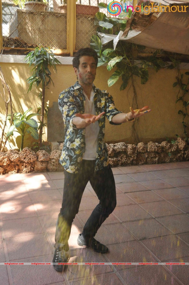 Tusshar Kapoor celebrate Holi at their Juhu residence Event hd photo